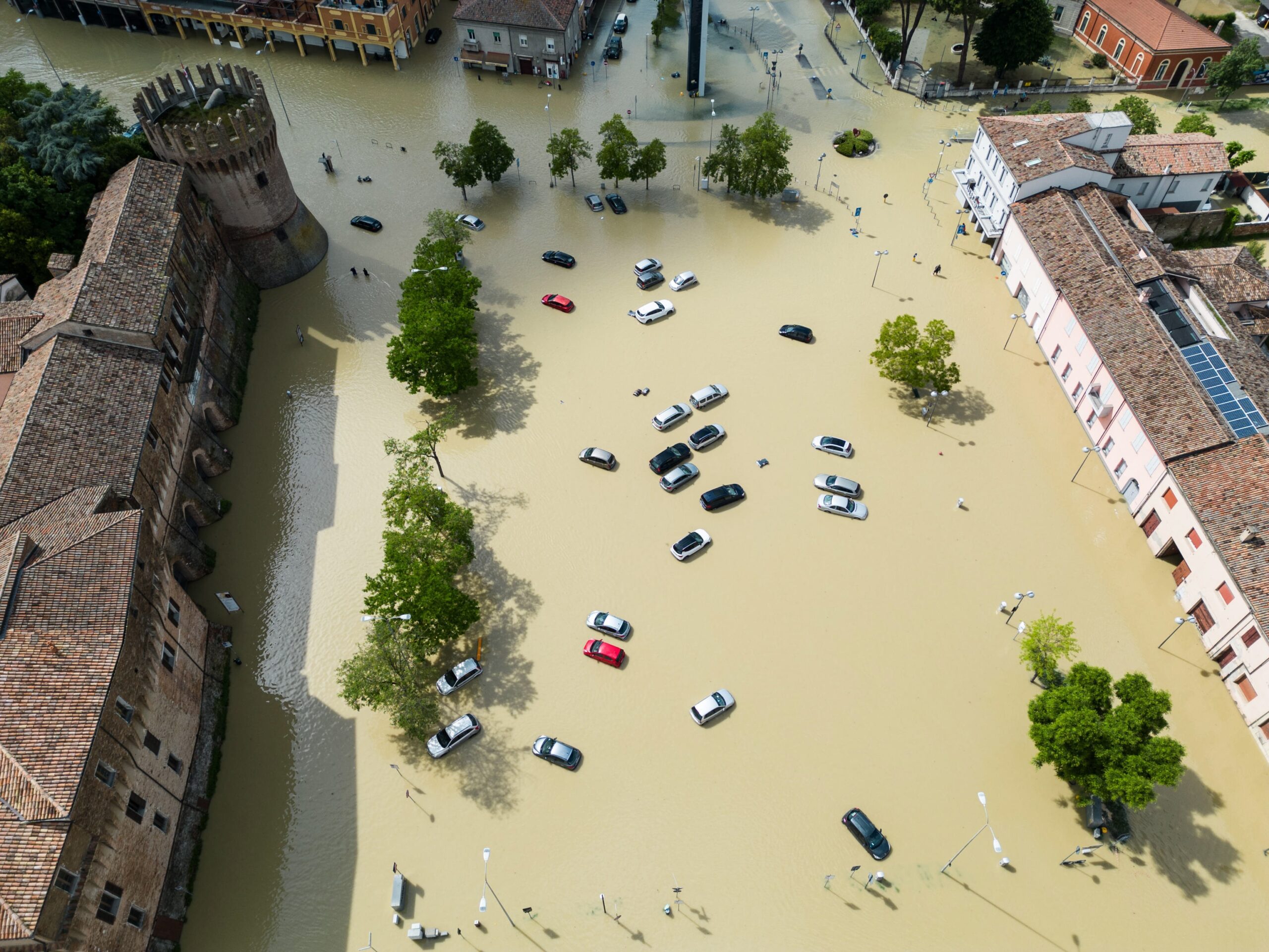 Overstroming in het Italiaanse plaatsje Lugo. Na een periode van extreme droogte ging het hier in mei overmatig regenen.