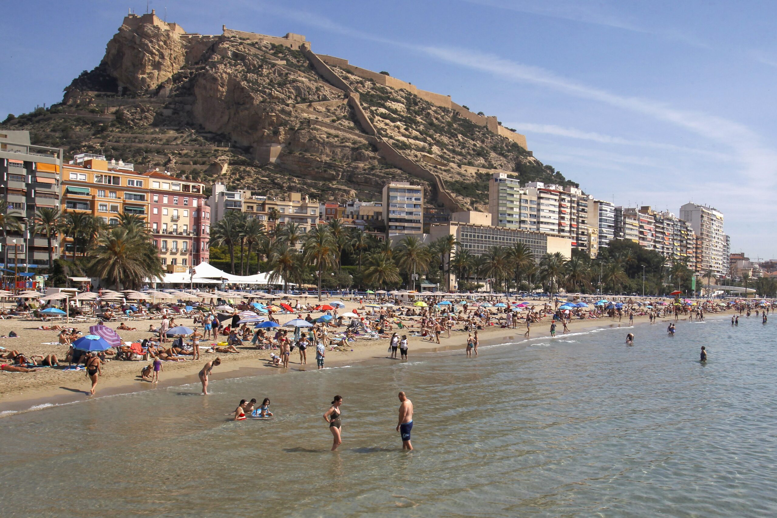 Playa del Postiguet in de Spaanse stad Alicante. Foto EPA/MORELL