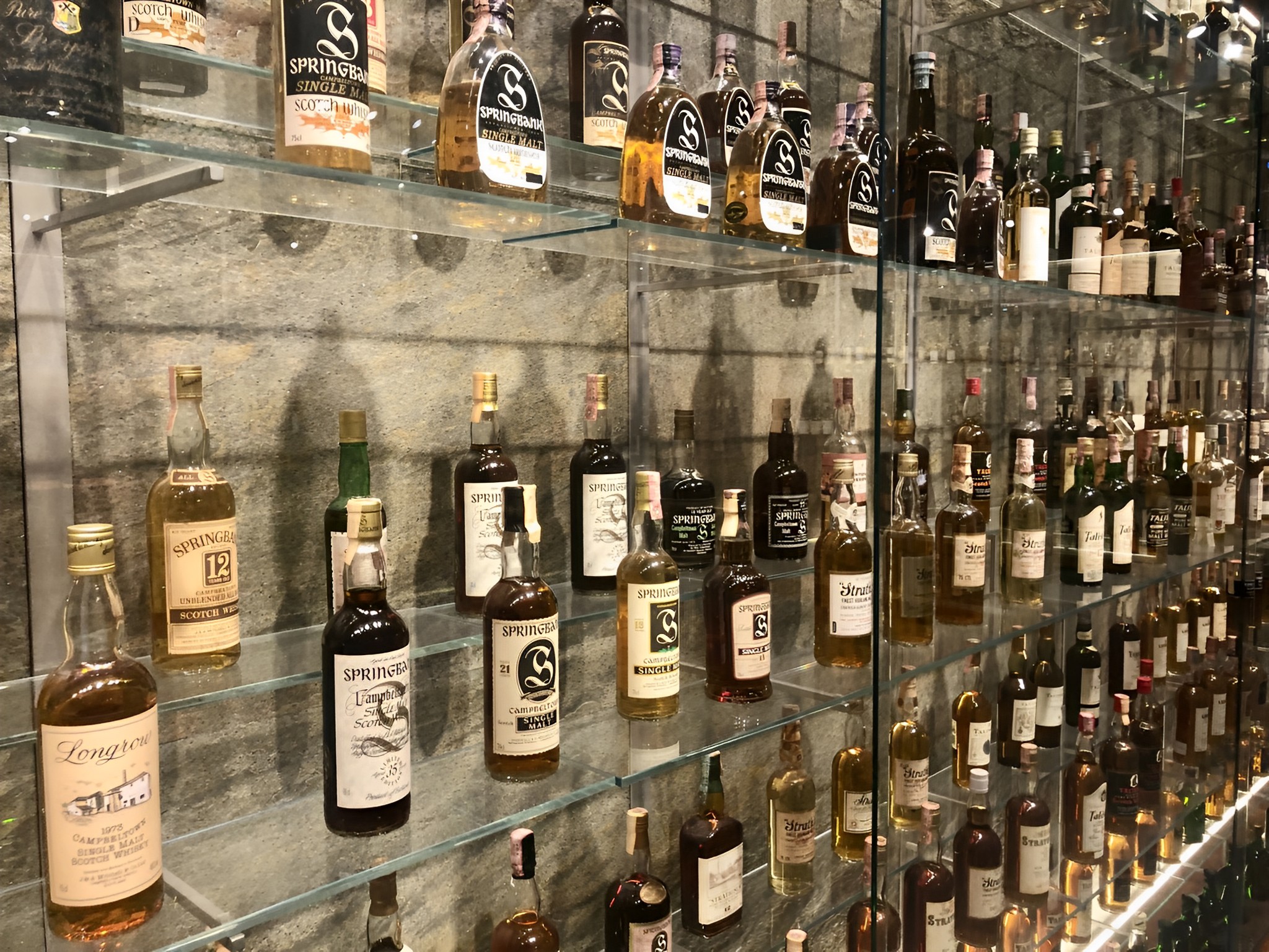 Whiskyflessen uit het whiskymuseum in Sassenheim. Zal iemand ze ooit opdrinken?