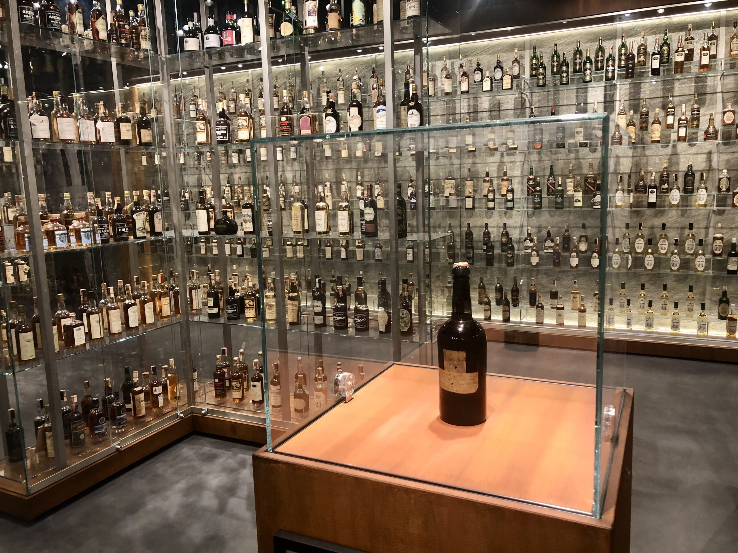 De oudste whiskyfles ter wereld uit 1843 staat in Sassenheim, veilig opgesteld achter een glazen omheining.