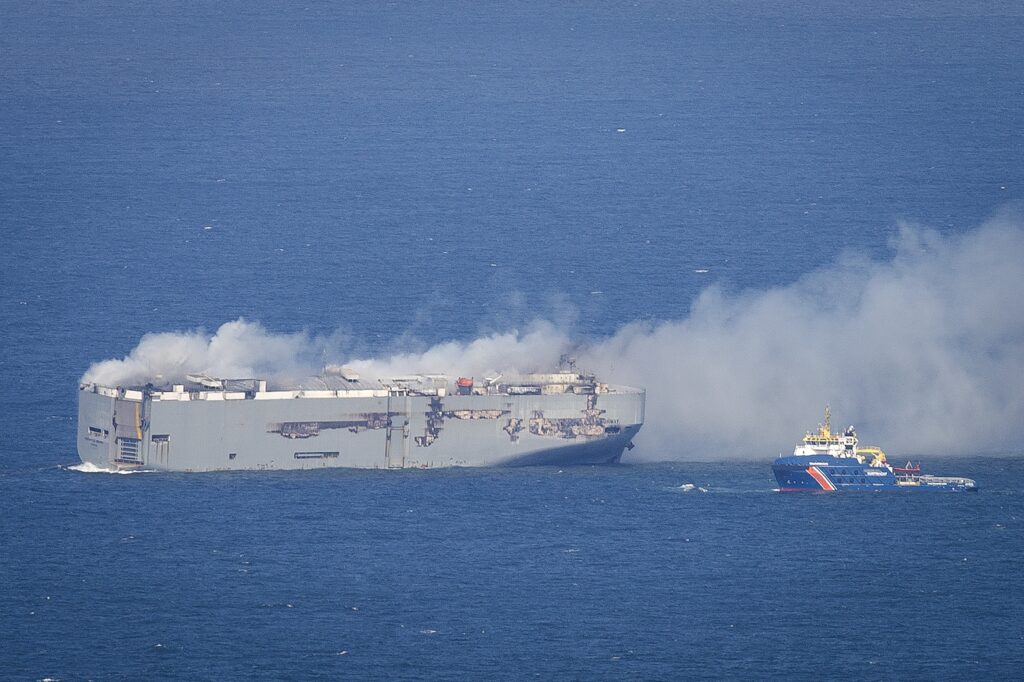 Vrachtschip Fremantle Highway in brand op de Noordzee boven Ameland.