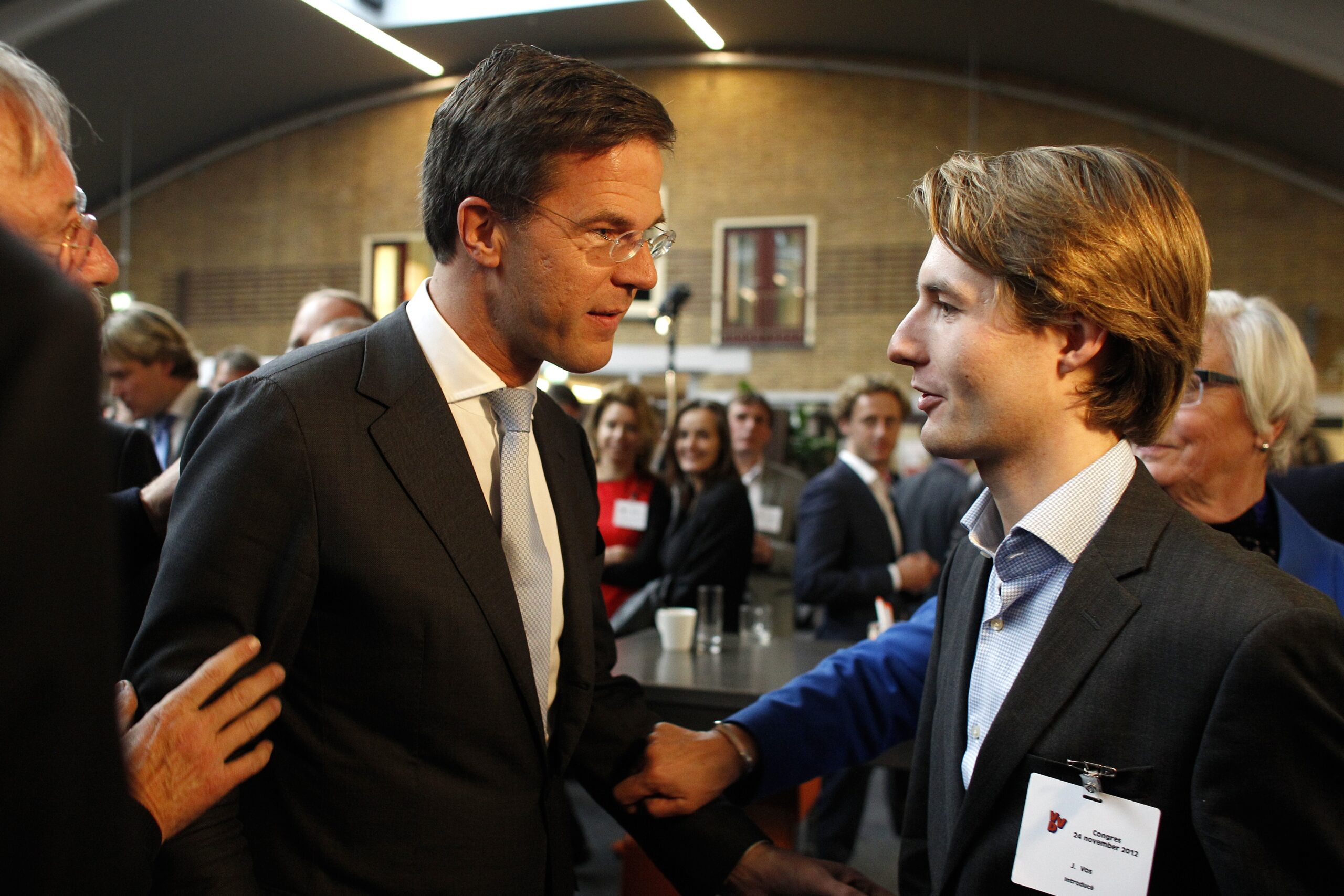 Mark Rutte in 2012 als premier, in gesprek met JOVD-voorzitter Jarico Vos (R) tijdens de pauze van het VVD-congres. Foto ANP