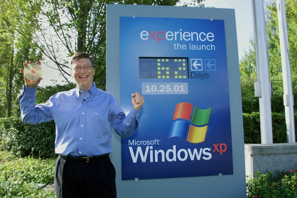 Bill Gates met een kopie van Windows XP