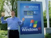 Bill Gates met een kopie van Windows XP