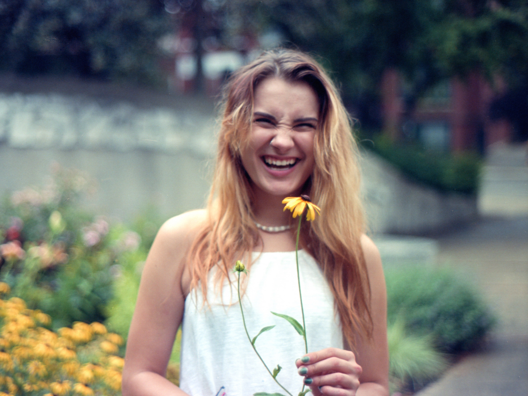 Lachende vrouw met bloem