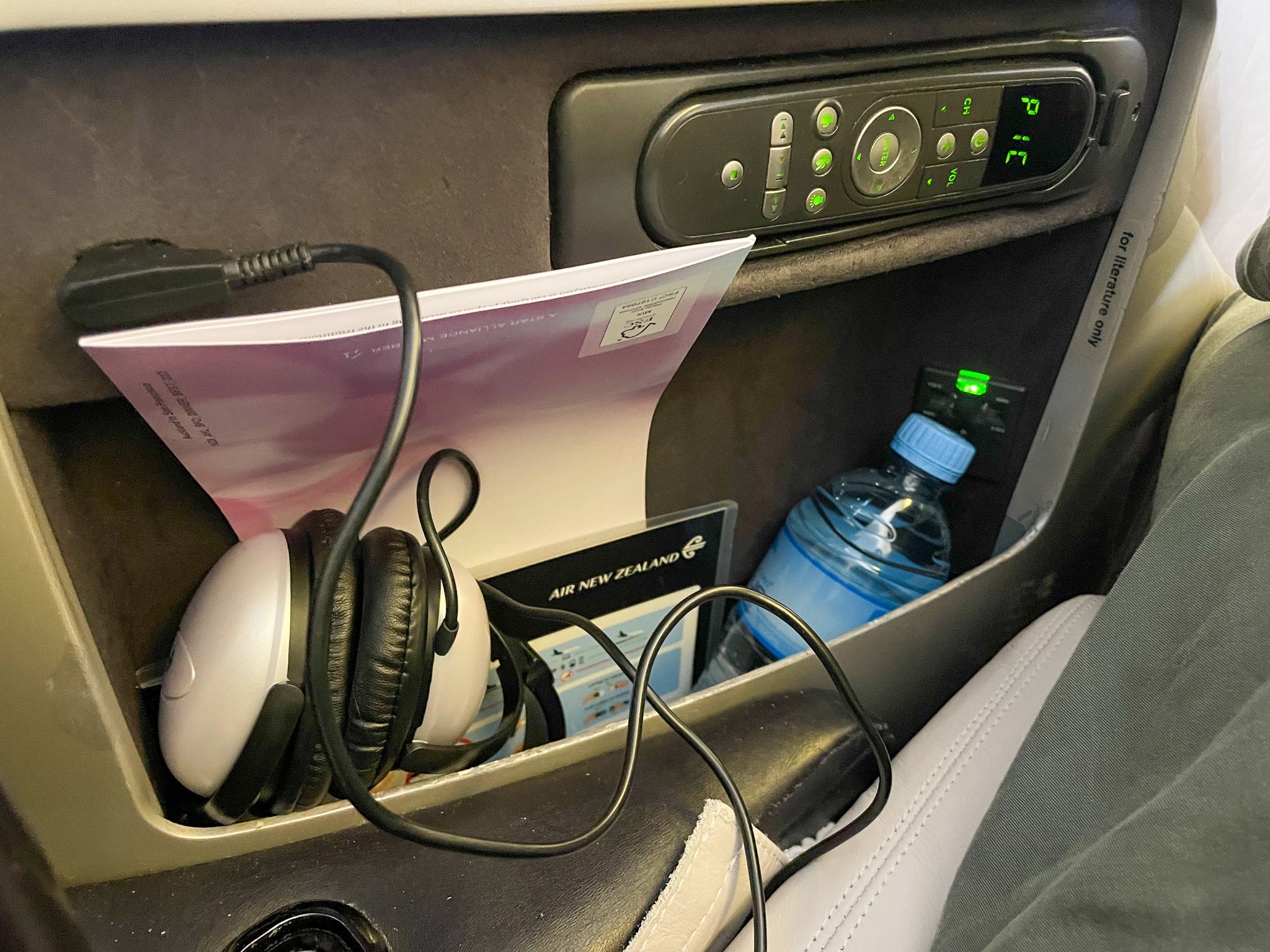 Passagiers in de businessclass van Air New Zealand krijgen een over het oor gedragen koptelefoon met snoer.