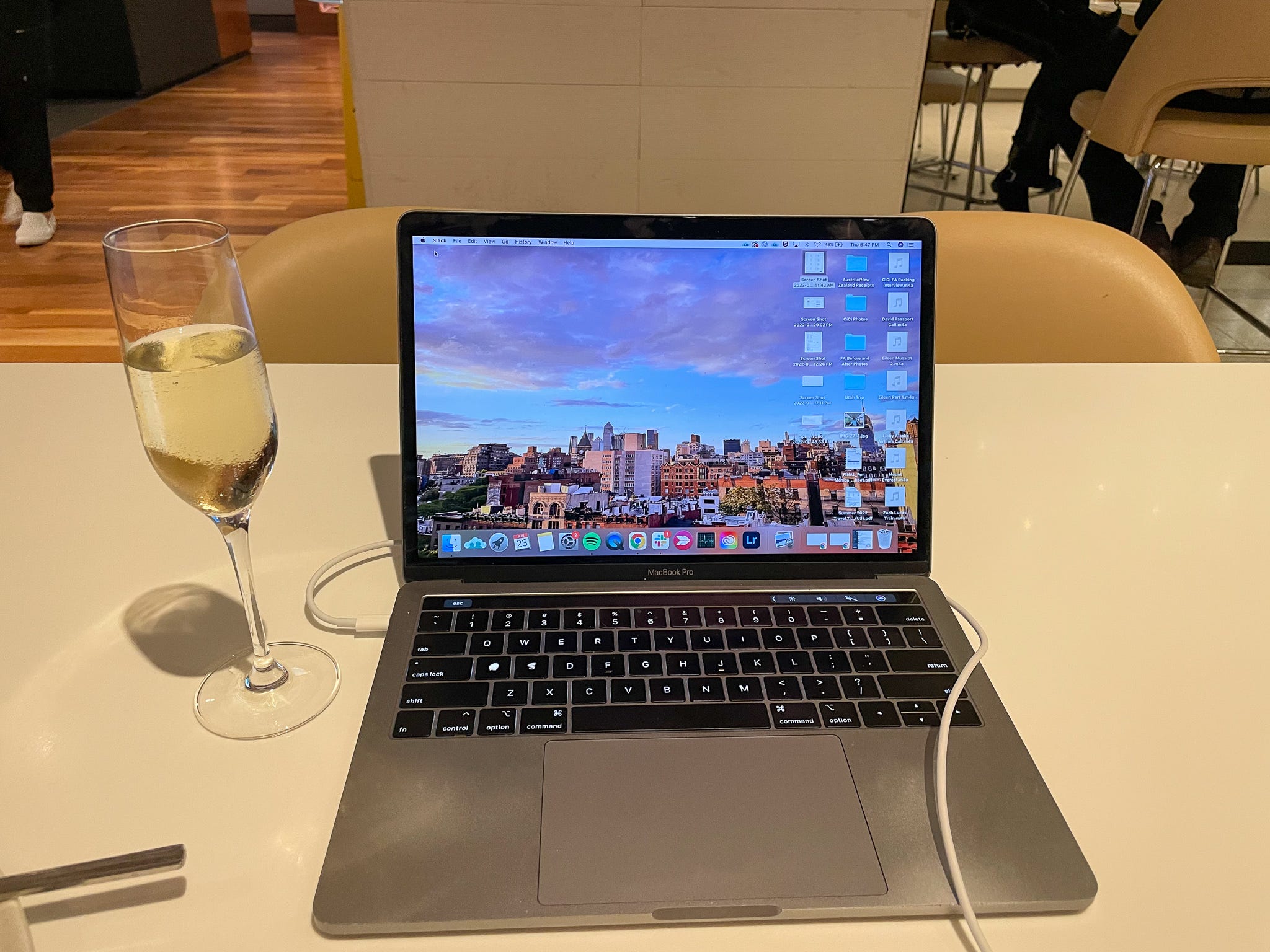 Mijn laptop in de airport lounge.