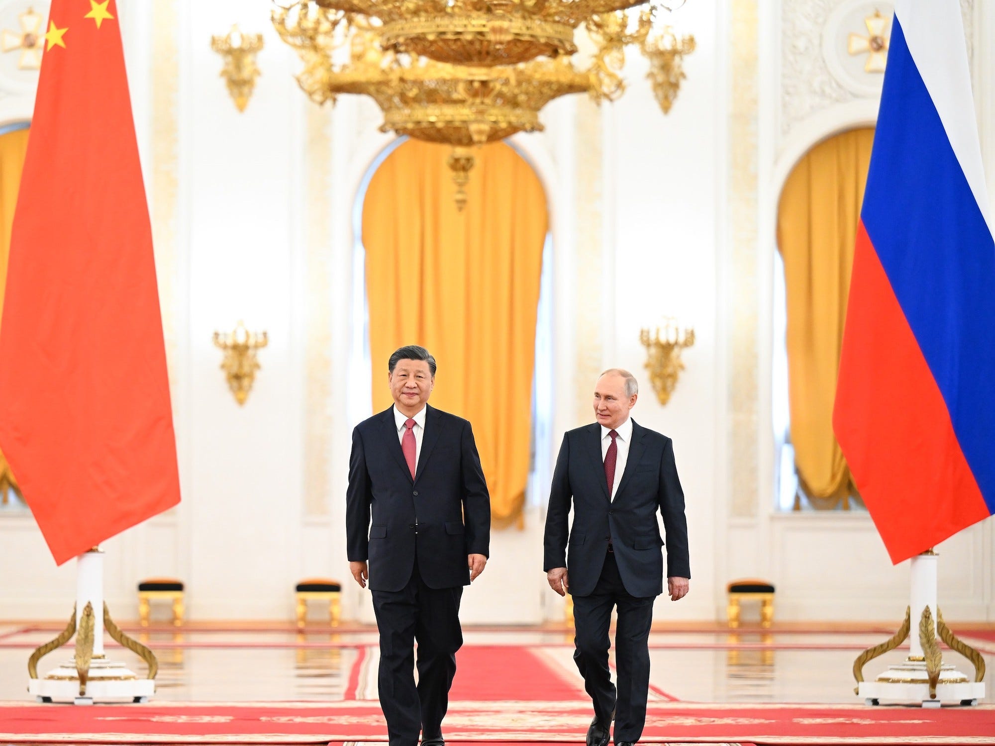 De Chinese president Xi Jinping (links) en zijn Russische ambtsgenoot Vladimir Poetin (rechts) in het Kremlin op 21 maart 2023.