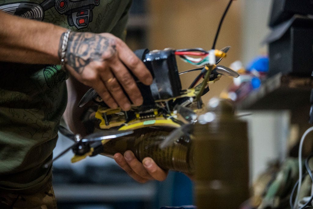 Een lid van het Oekraïense leger werkt met drone-onderdelen in een lab in Donetsk in Oekraïne op 10 juli 2023. 
