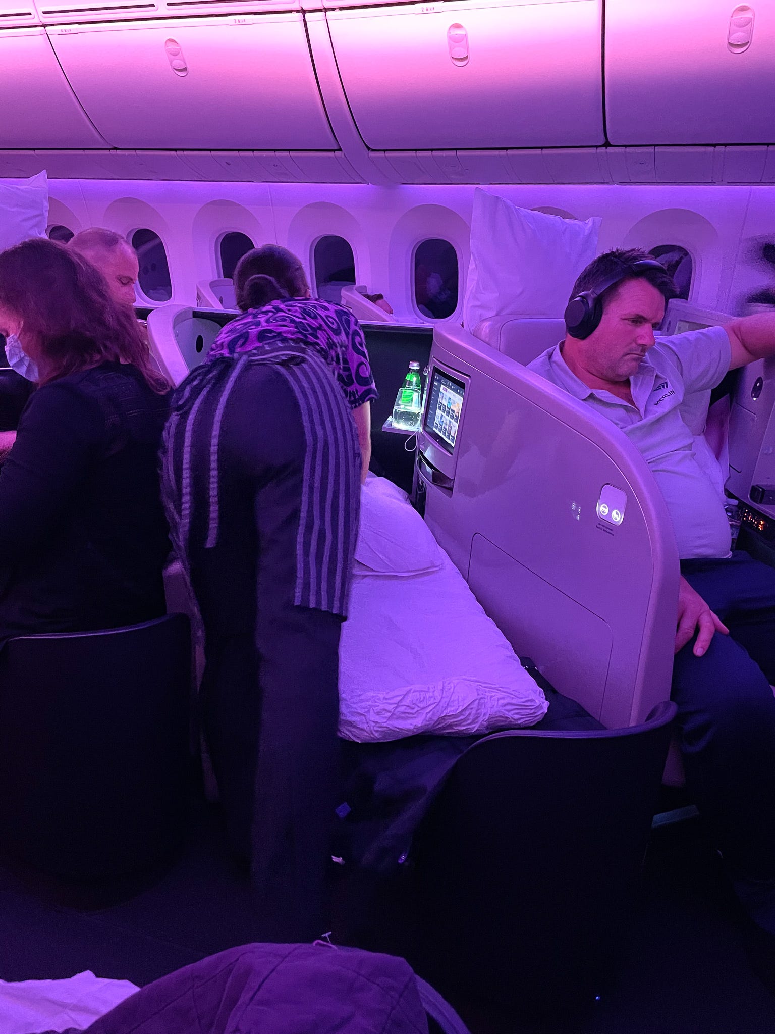 Een stewardess verandert een stoel in een bed in de business class van Air New Zealand.
