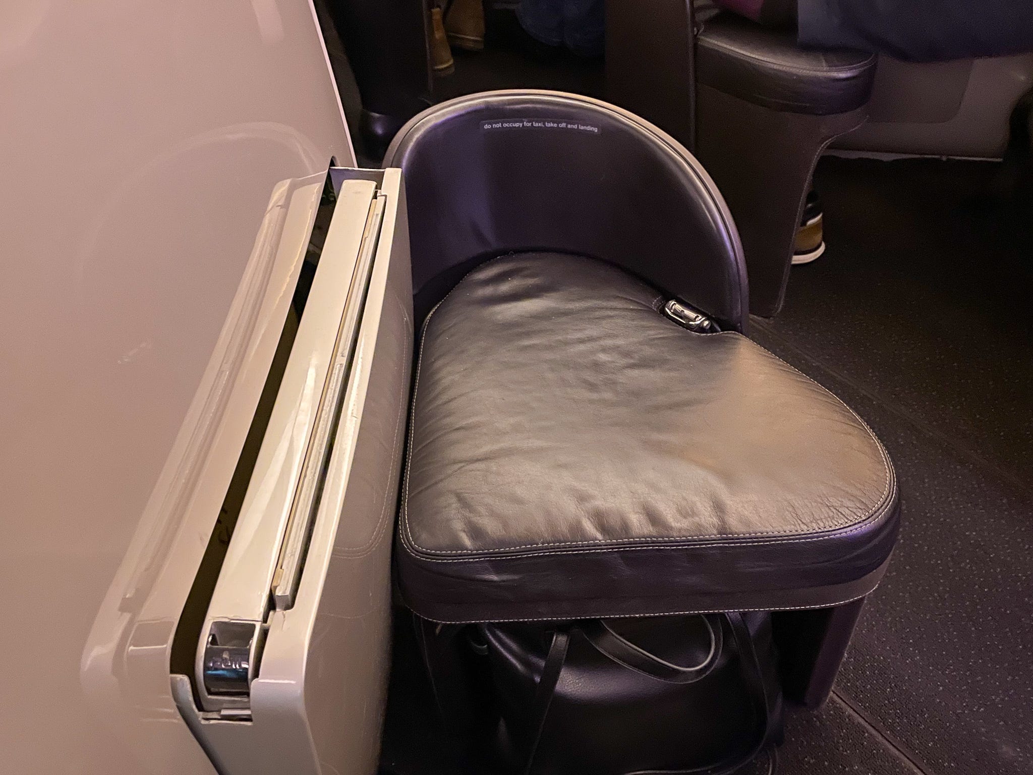 De voetsteun bij mijn stoel in business-class.