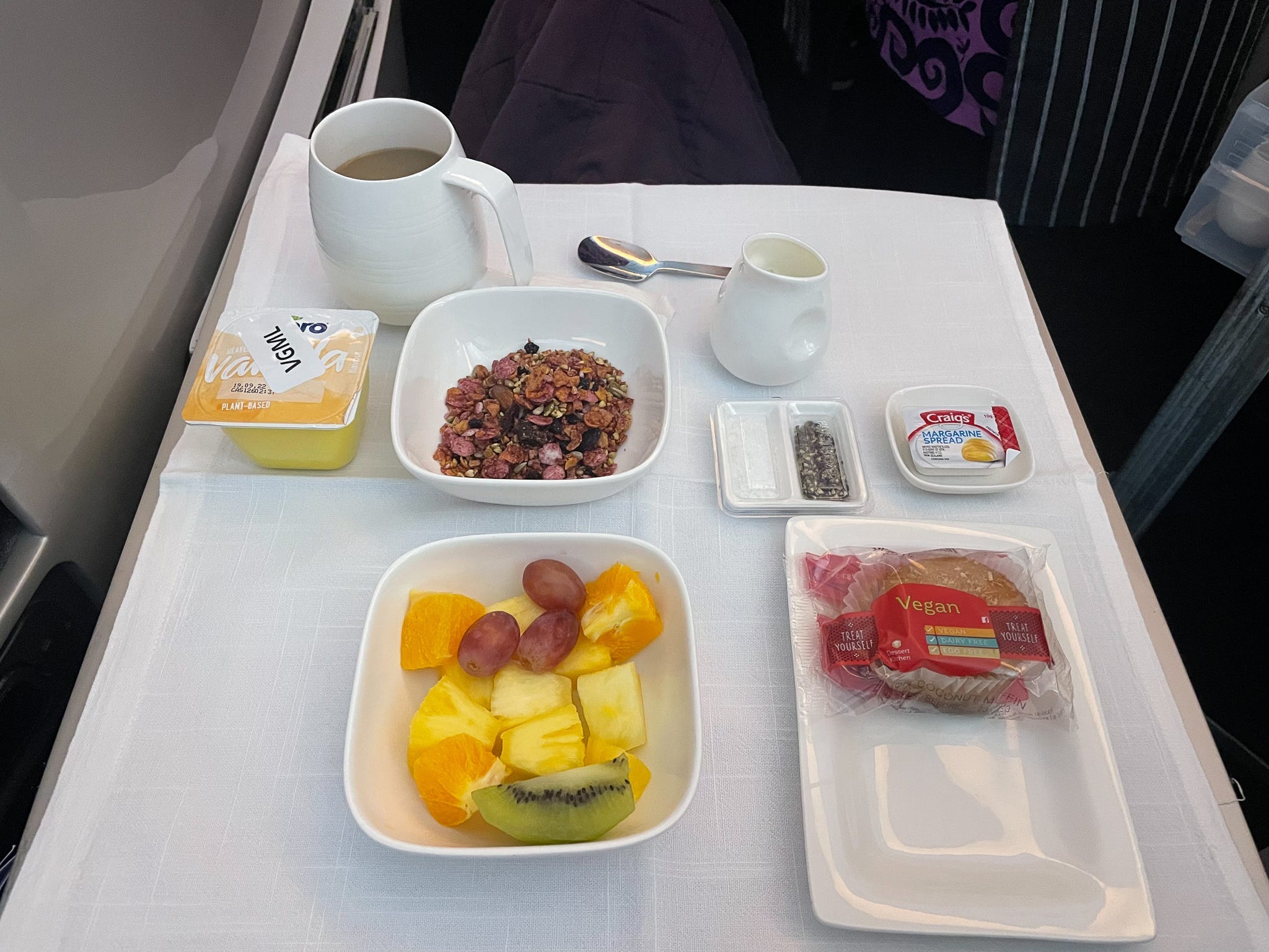 Eten op een tafeltje business class.