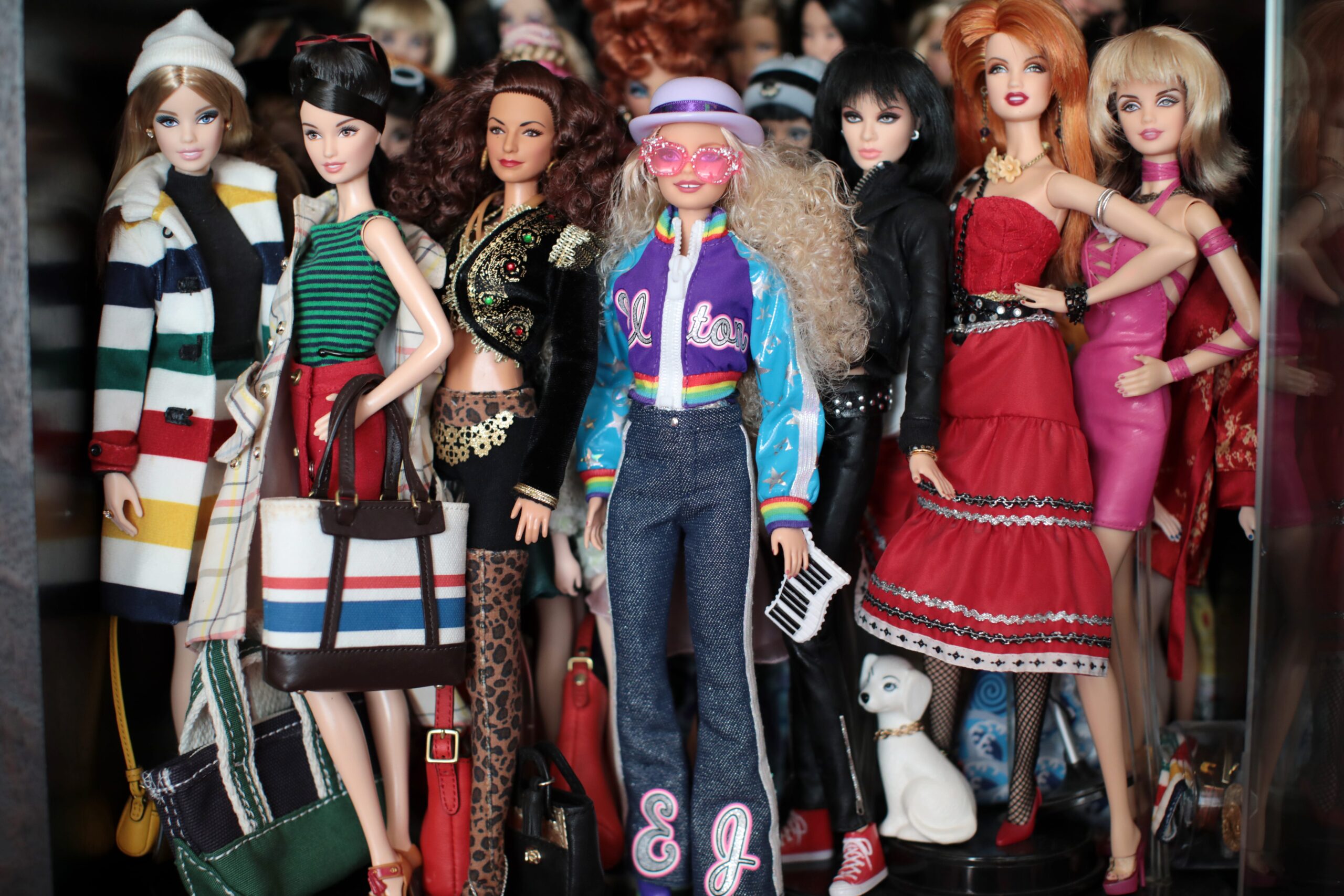Toen Yang ouder werd viel zijn interesse voor merkkleding samen met zijn liefde voor Barbie. 