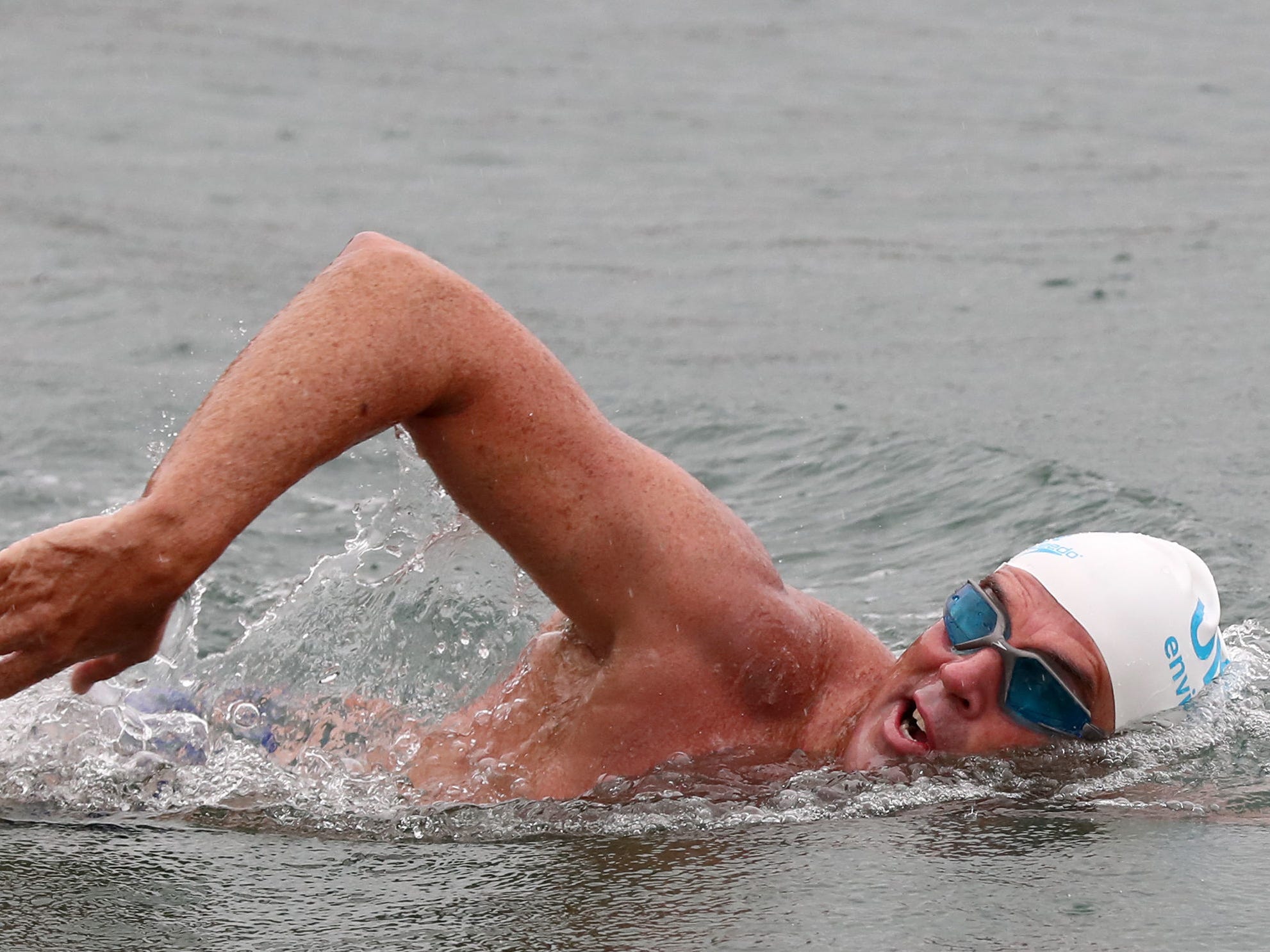 Swimming the english channel. Jason Lewis путешественник. Lewis Pugh. Льюис пью пловец. Пловцы вокруг Британии.