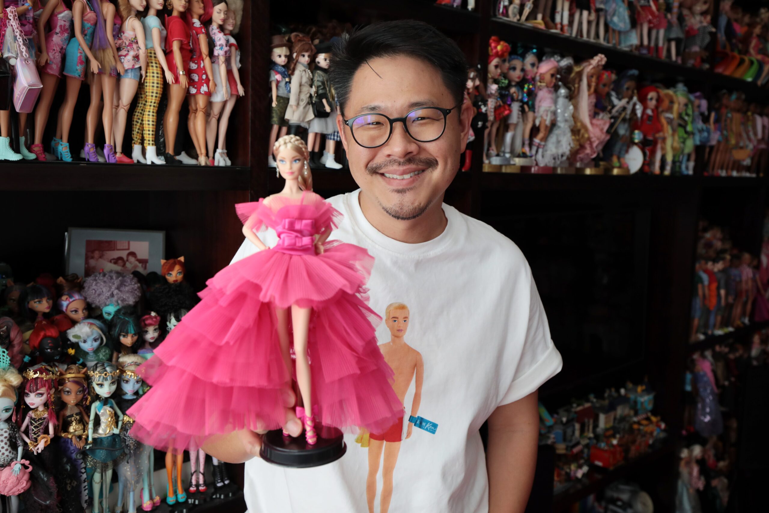 Yang heeft ontelbare berichten van vreemden gehad die proberen hun oude Barbies aan hem te verkopen. 