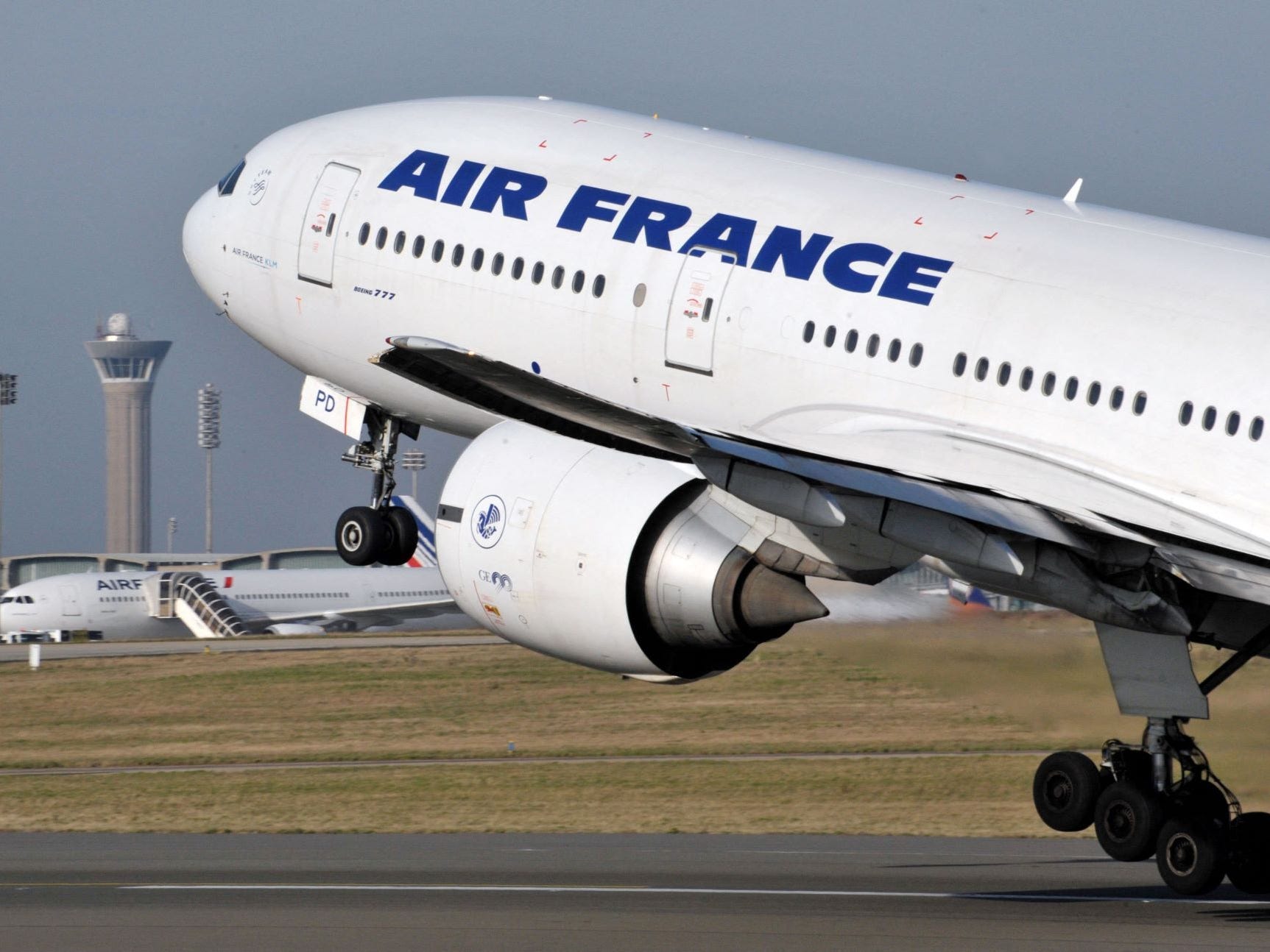 Een 777 van Air France stijgt op.