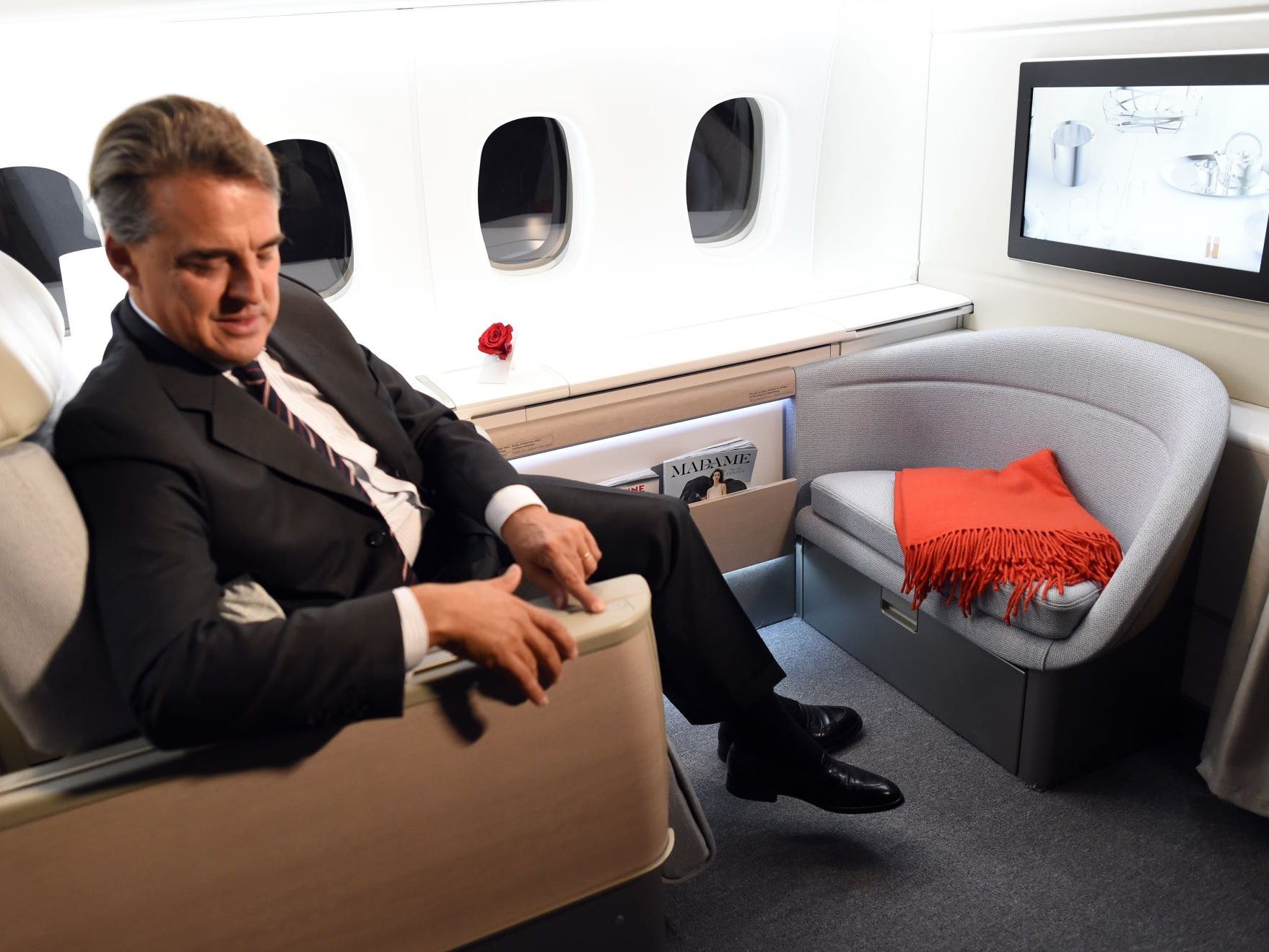 De CEO van Air France demonstreert de stoel op de Paris Air Show in 2014.