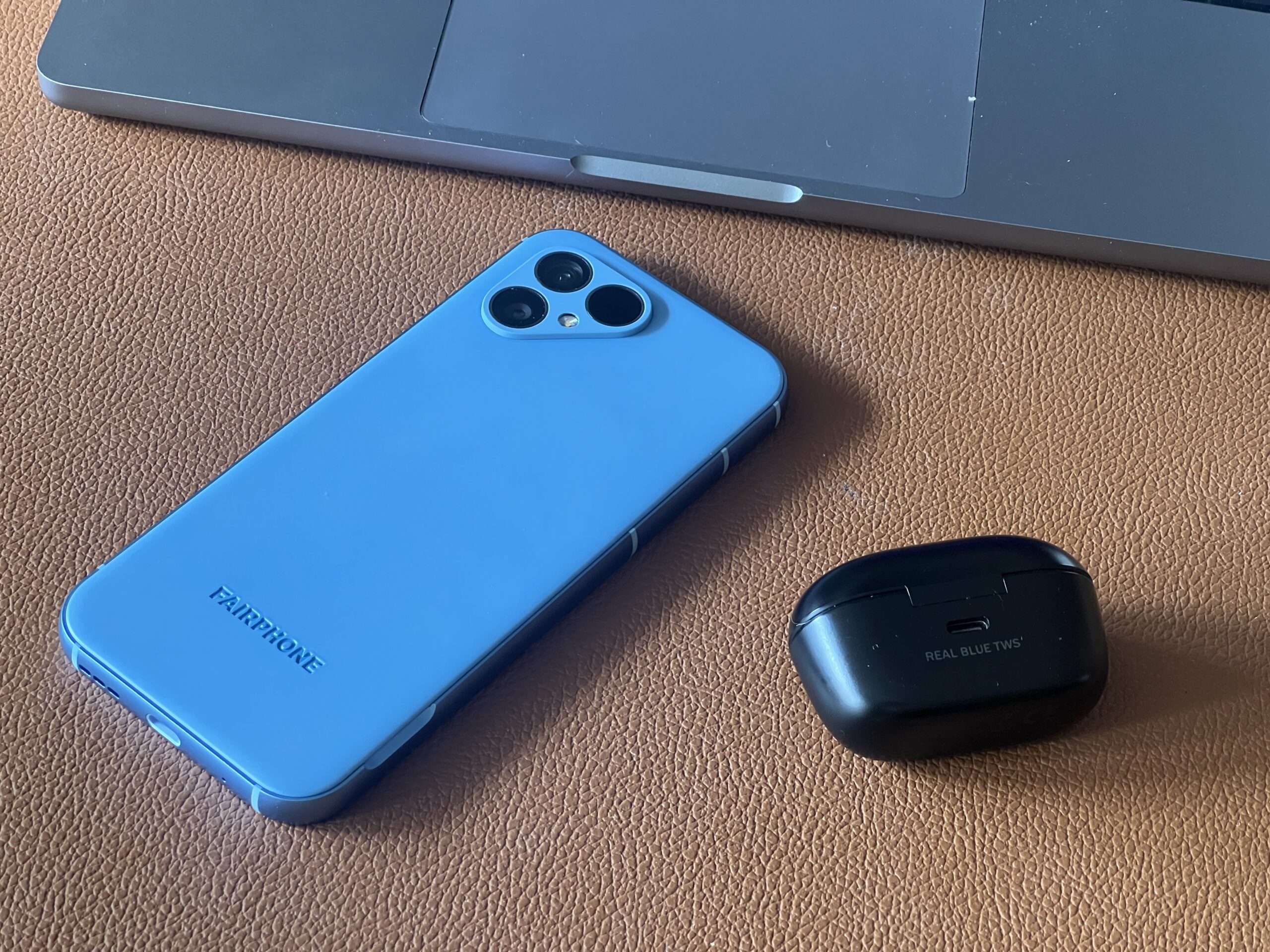 De nieuwe blauwe variant van de Fairphone 5
