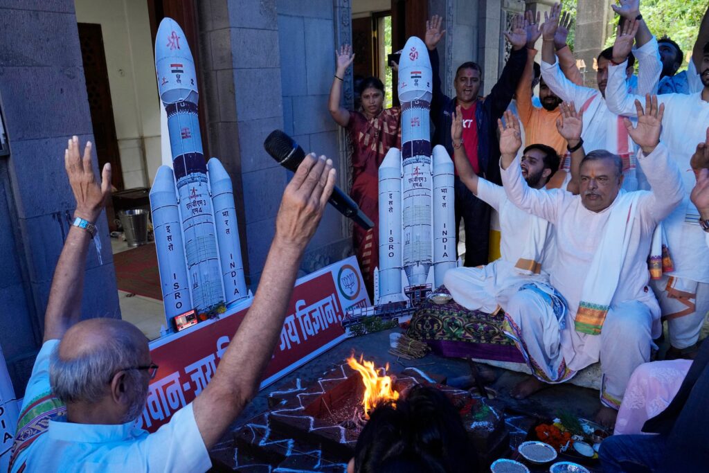 Члены индийской партии «Бхаратия Джаната» совершают индуистские ритуалы перед запуском индийского космического корабля «Чандраян-3» в храме в Мумбаи.  Фото: Раджниш Какаде/AP Photo