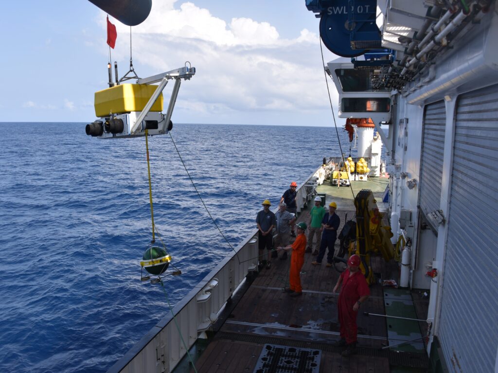 Een van de afgelegen seismometers die wetenschappers van de Universiteit van Southampton in de Atlantische Oceaan hebben geplaatst.