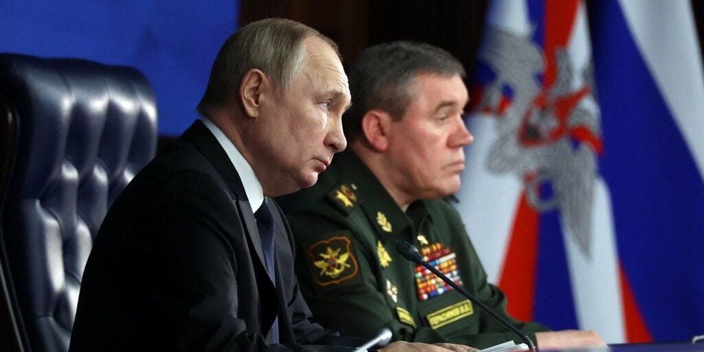 De Russische president Vladimir Poetin (links) en legerchef Valeri Gerasimov.