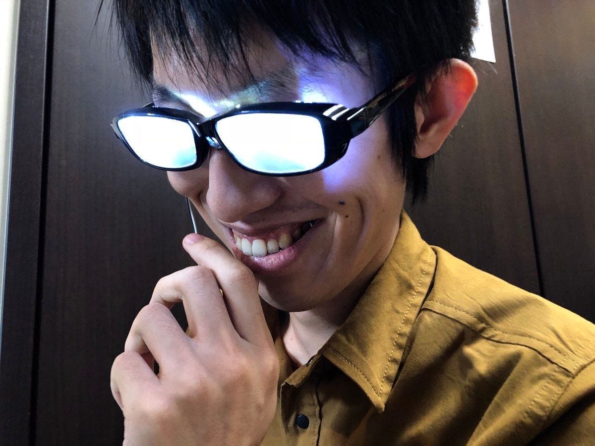 Kazuya's 'glowing glasses' die de drager transformeert in een 'nerdy' doch 'cool' manga-karakter, maar het gezichtsvermogen niet verbetert.