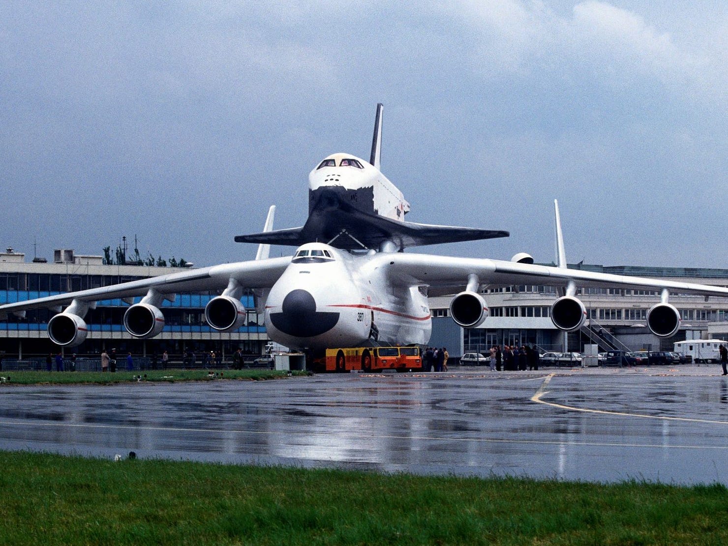 The An-225 with the Buran orbiter on its back at the Paris Air Show in 1989.