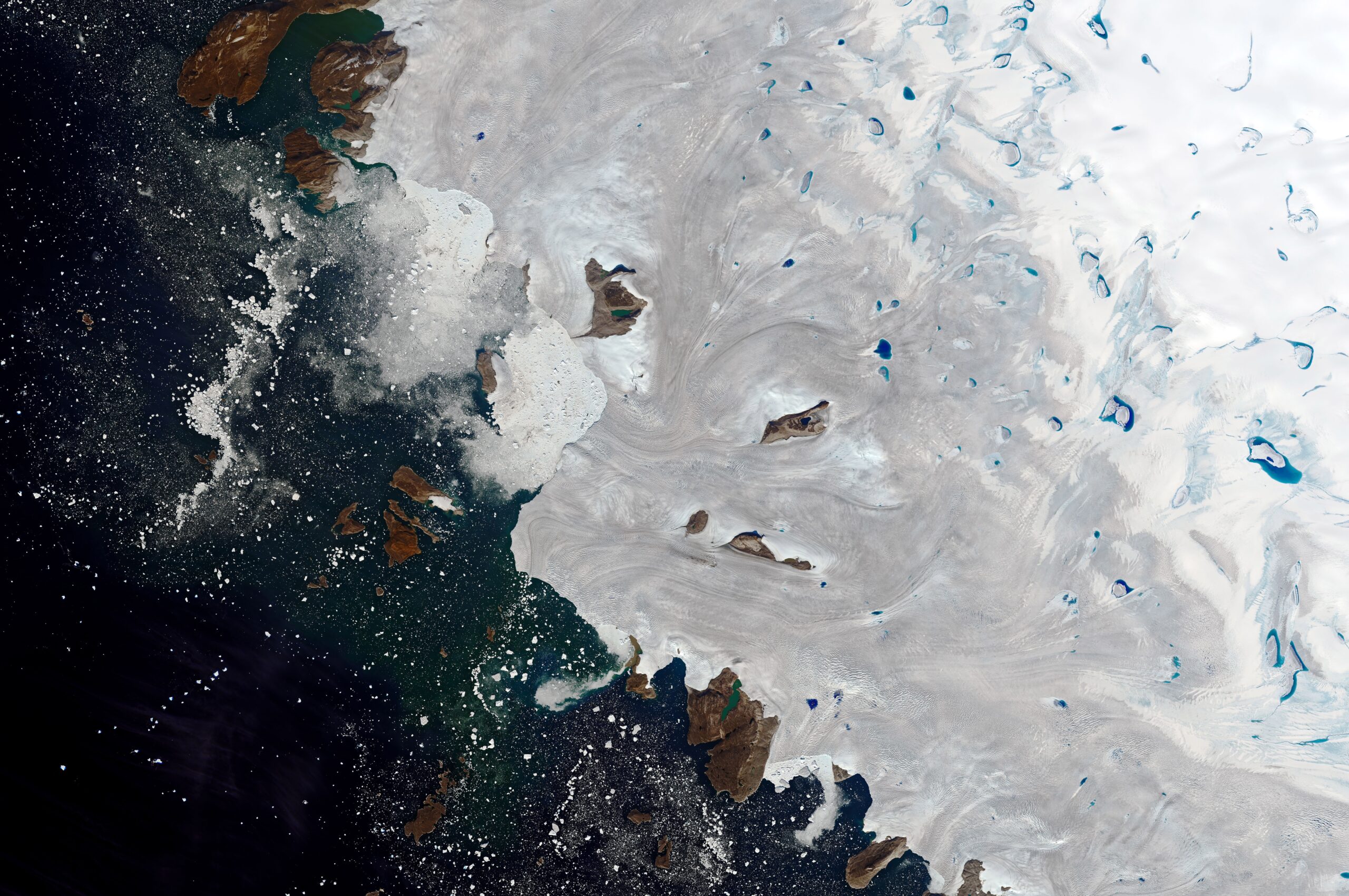 Smeltend ijs in Groenland, te zien op een foto van Nasa.