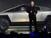 Elon Musk toont in 2019 de Tesla Cybertruck.