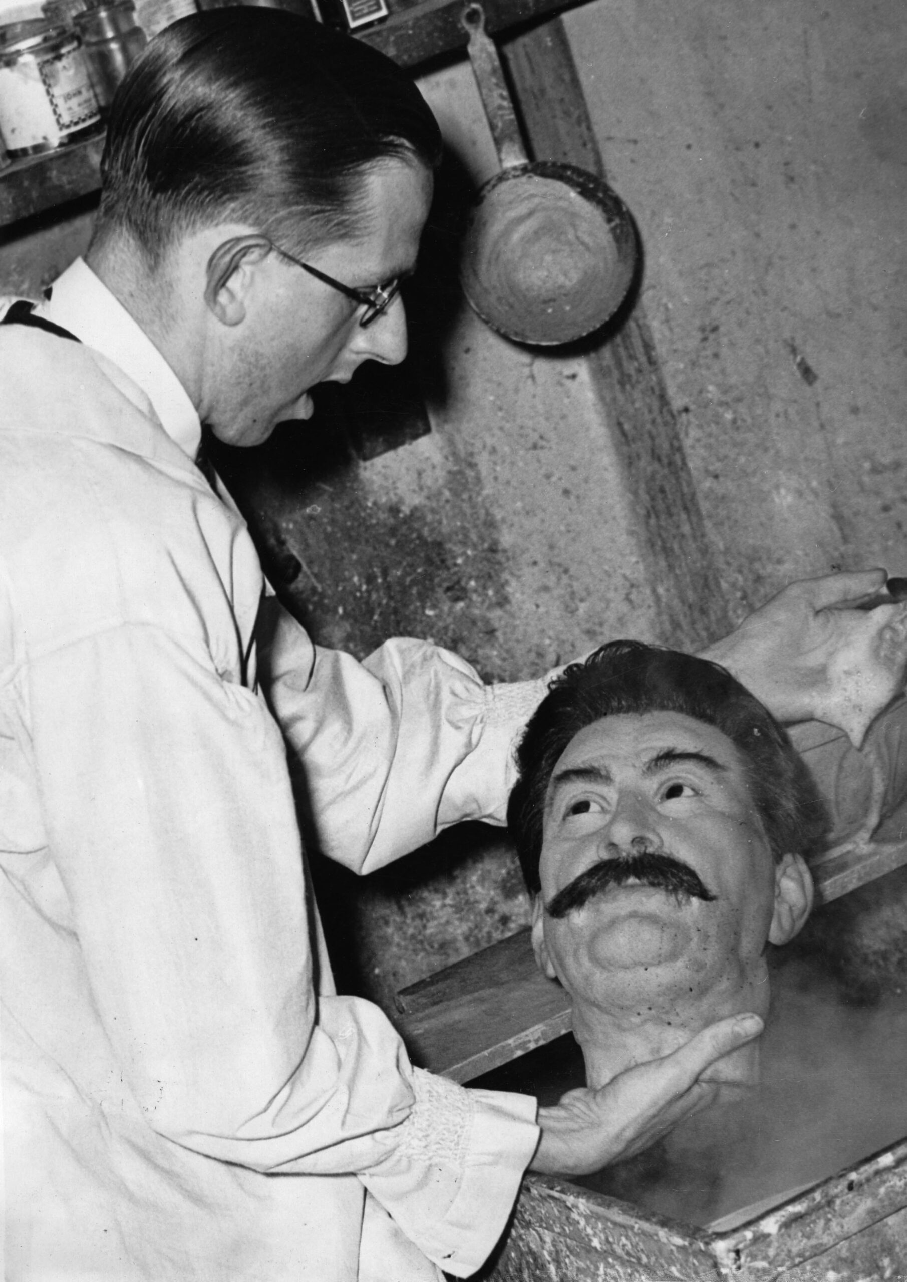 The head of Joseph Stalin at the wax-figure-kabinette Madame Tussauds is cleaned every day, Photograph, Around 1930