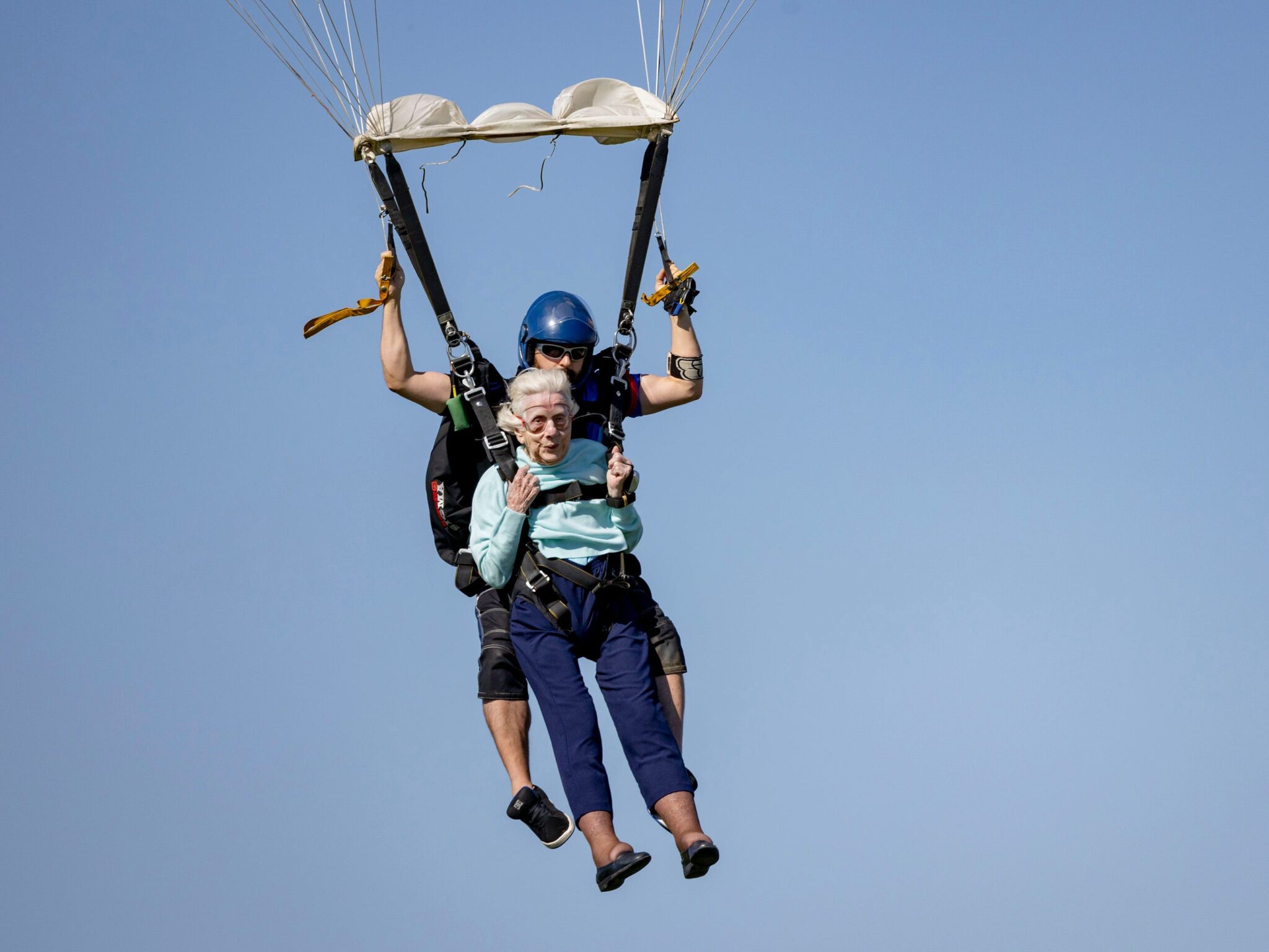 104 Year Old Woman Becomes Worlds Oldest Skydiver Dies A Week Later