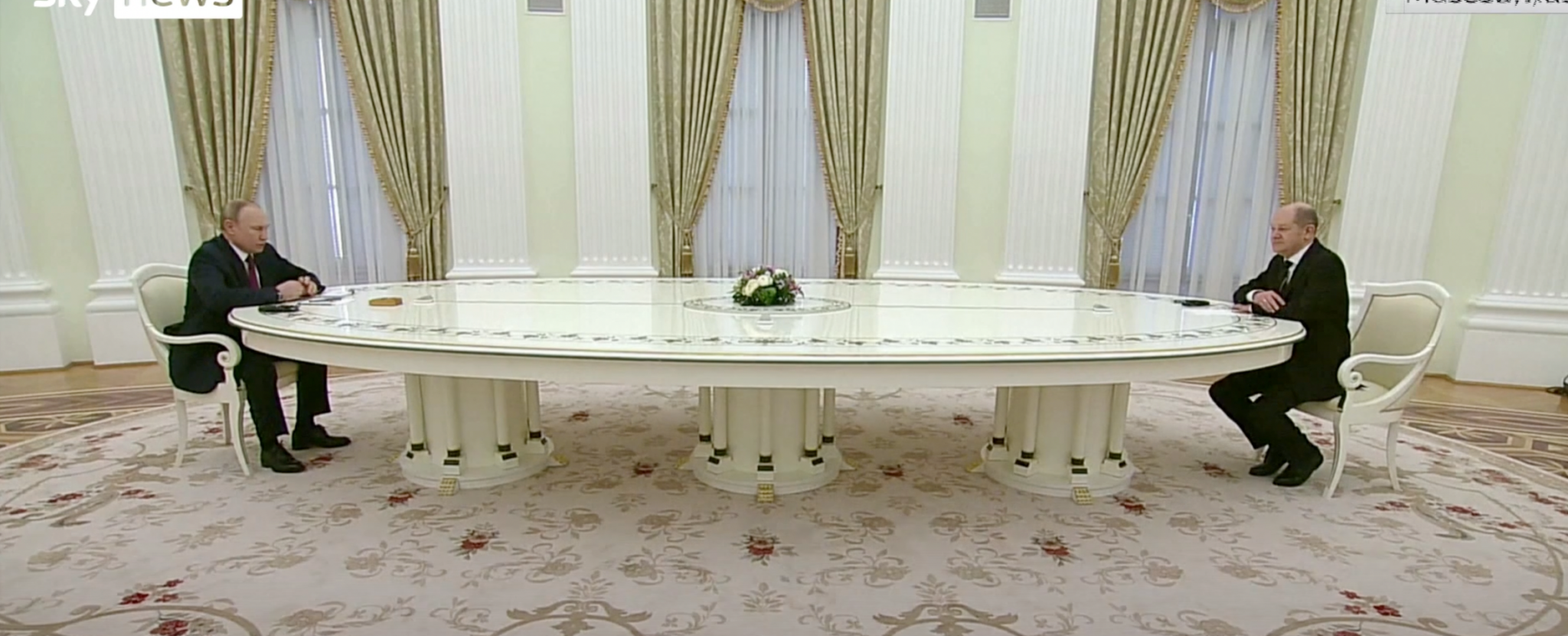 Putin is using a new massive table to keep his distance from officials ...