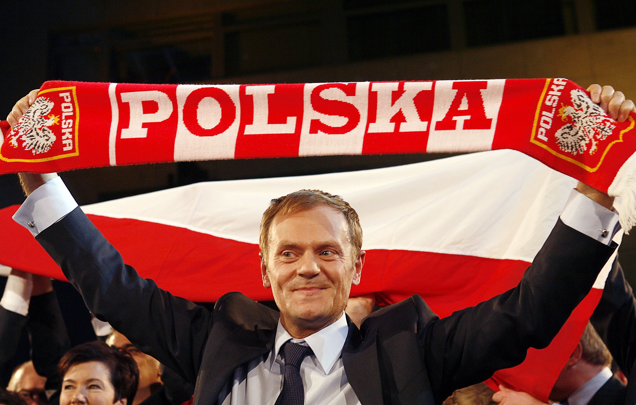 Donald Tusk viert zijn verkiezingsoverwinning in oktober 2007. Foto: AFP / JANEK SKARZYNSKI
