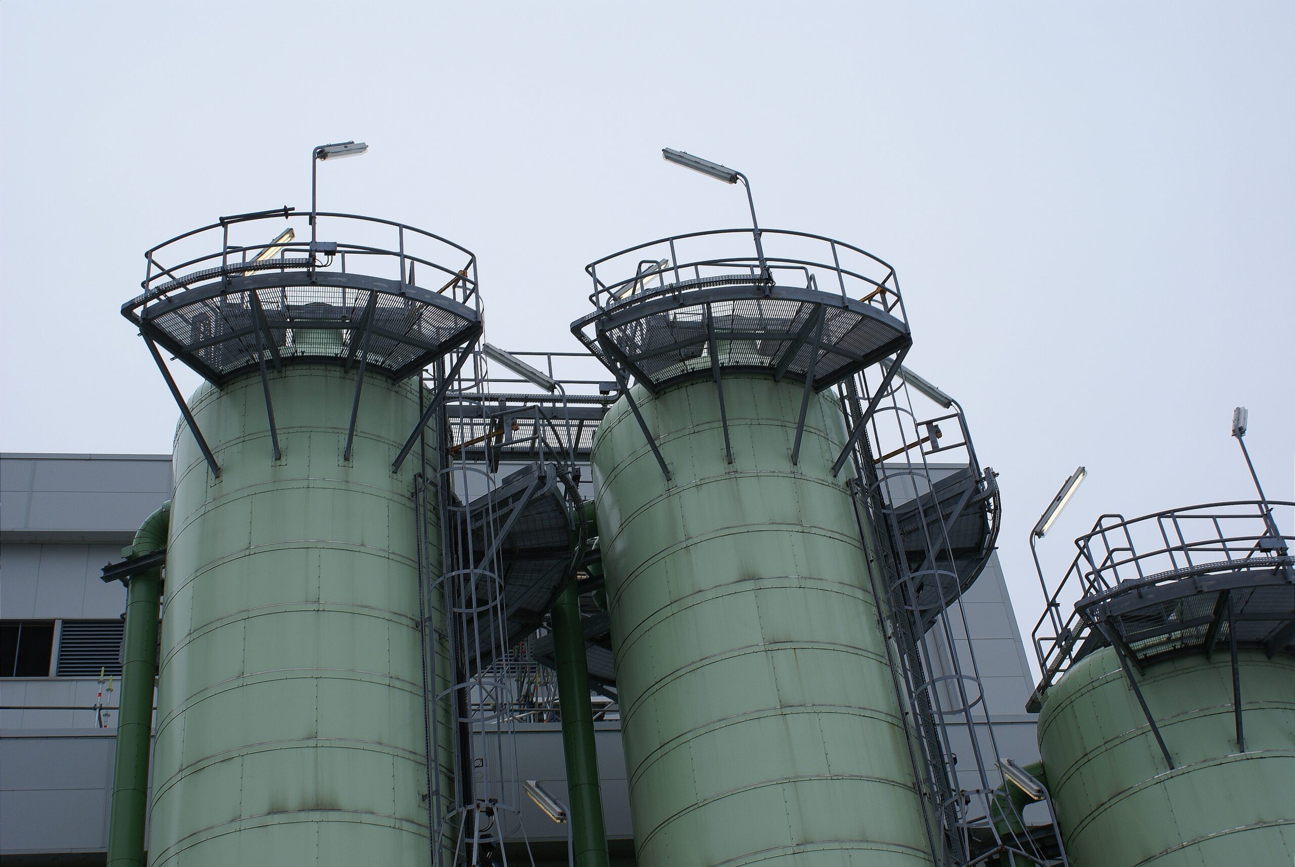 De silo's waar energiebedrijf Neste zijn afvalproducten opvangt voor de productie van hernieuwbare brandstoffen.