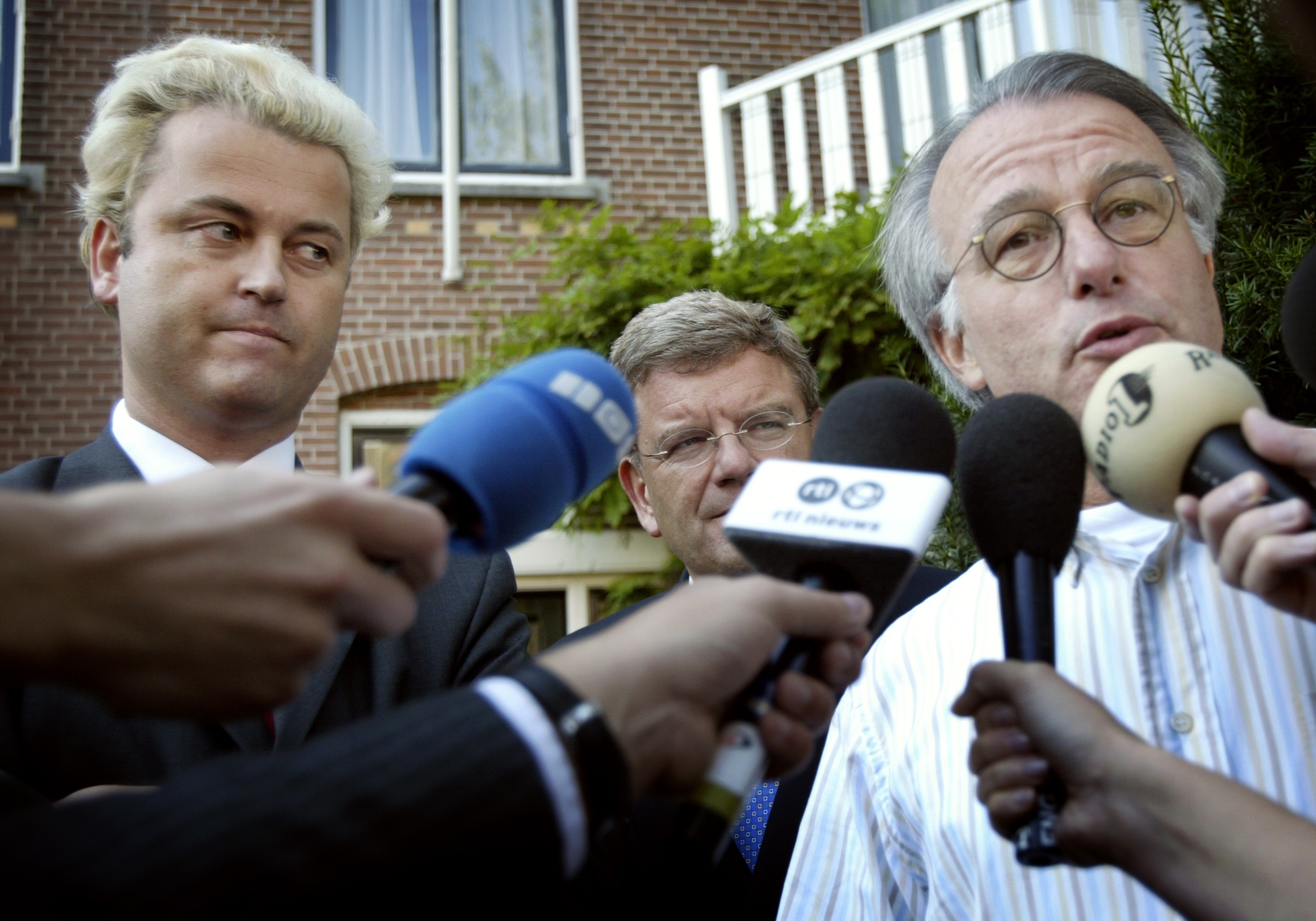 Geert Wilders na afloop van een lijmpoging in 2004 thuis bij toenmalig VVD-fractievoorzitter Jozias van Aartsen. Foto: Phil Nijhuis