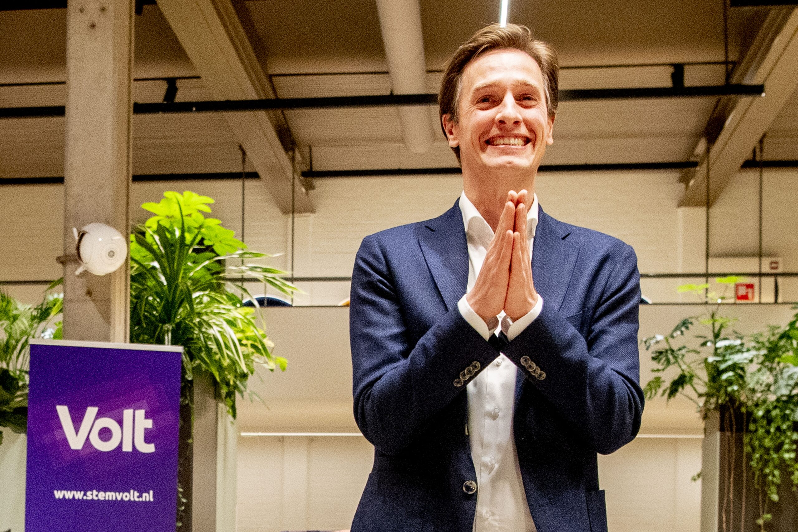 Laurens Dassen reageert enthousiast op de uitslag van Tweede Kamerverkiezingen in 2021. Foto: ANP/Hollandse Hoogte/Robin Utrecht