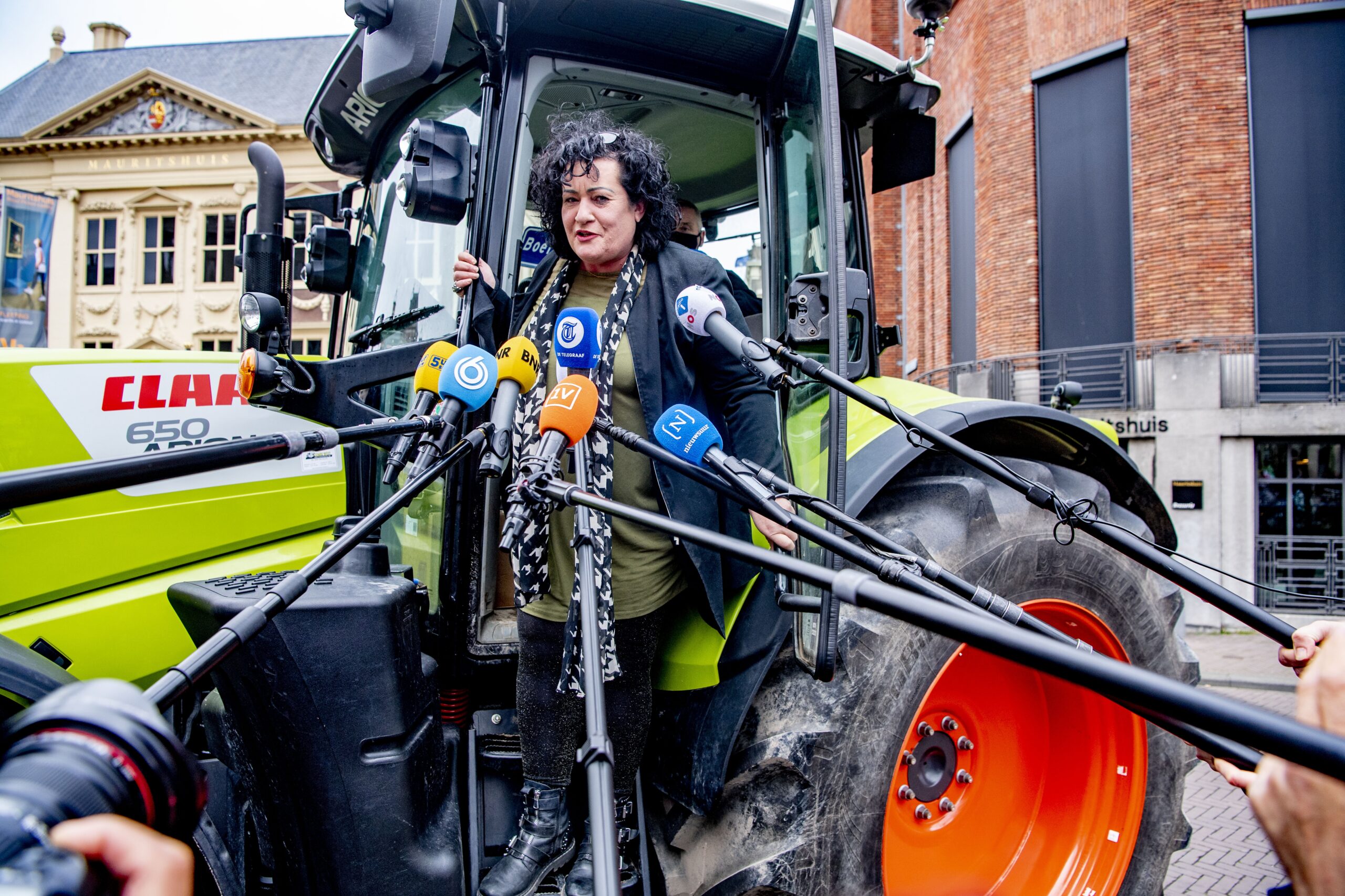 Caroline van der Plas kwam de dag na de Tweede Kamerverkiezingen 2021 op een tractor naar het Binnenhof. Foto: ANP/Hollandse Hoogte/Robin Utrecht