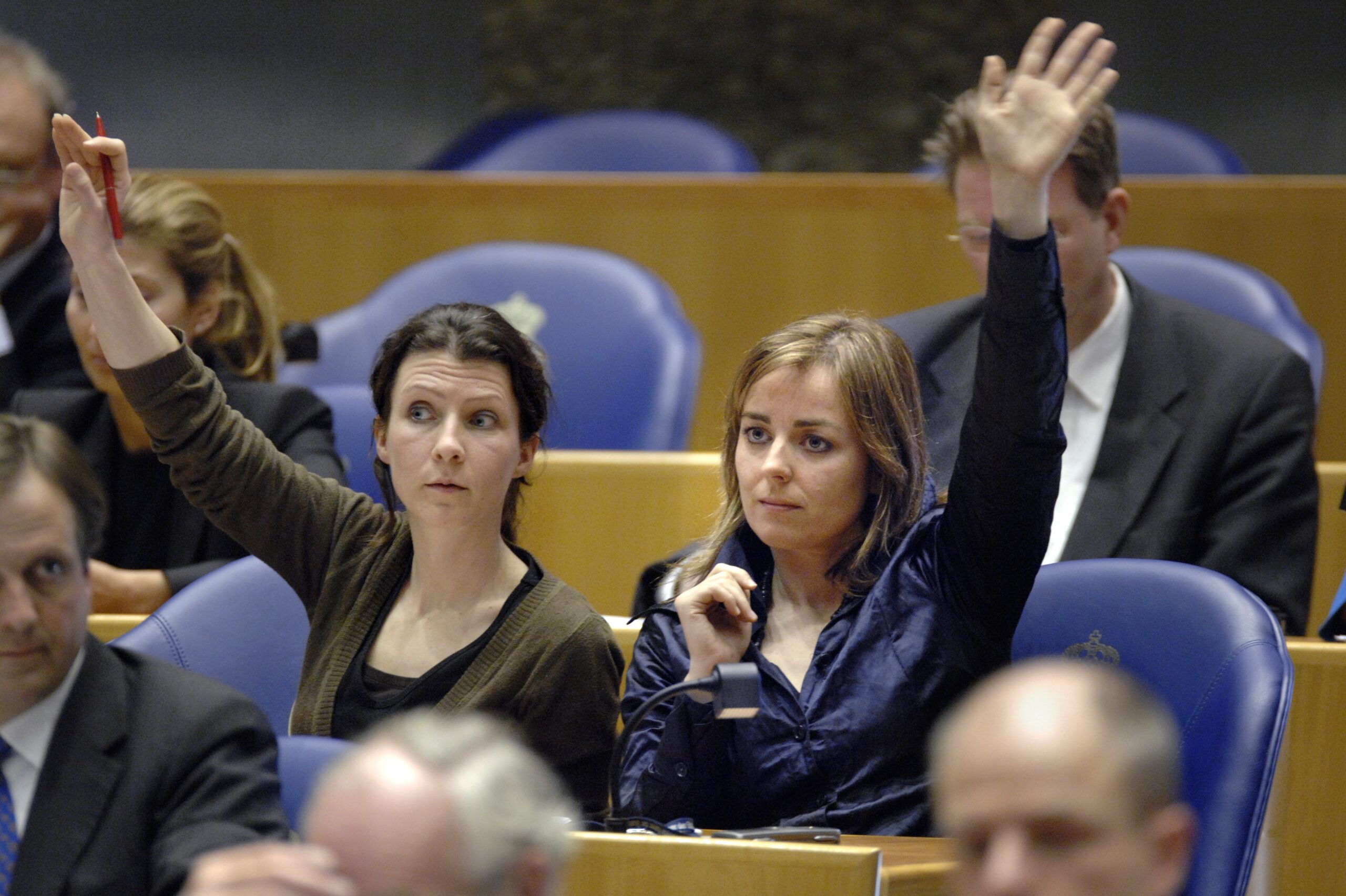 Esther Ouwehand samen met toenmalig fractievoorzitter Marianne Thieme tijdens stemmingen in de Tweede Kamer in 2008. Foto: Peter Hilz