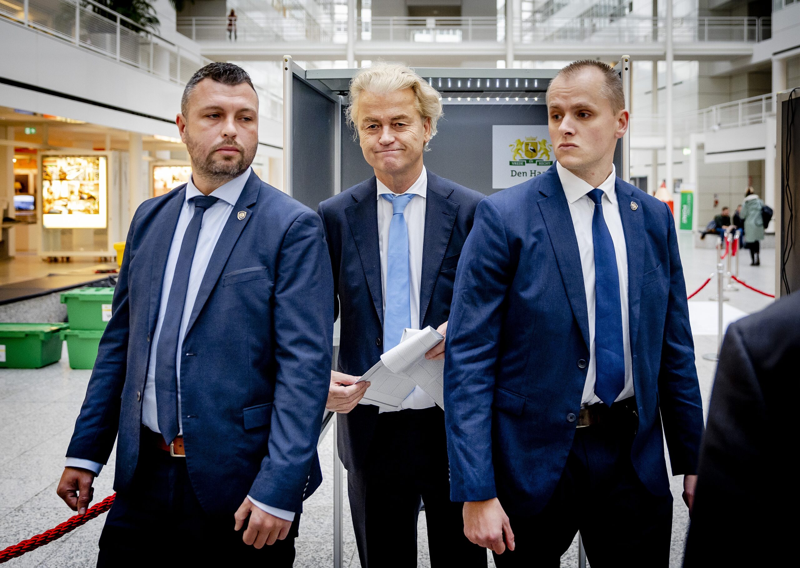 Geert Wilders te midden van twee beveiligers bij het uitbrengen van zijn stem voor de Tweede Kamerverkiezingen 2023. Foto: ANP/Remko de Waal