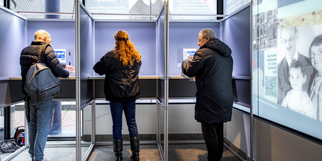 AMSTERDAM - Kiezers brengen hun stem uit in een stembureau in het Anne Frank Huis voor de Tweede Kamerverkiezingen. Ruim 13,3 miljoen kiesgerechtigden van 18 jaar en ouder mogen hun stem uitbrengen.