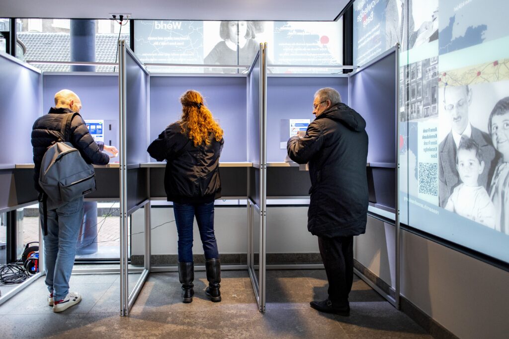 AMSTERDAM - Kiezers brengen hun stem uit in een stembureau in het Anne Frank Huis voor de Tweede Kamerverkiezingen. Ruim 13,3 miljoen kiesgerechtigden van 18 jaar en ouder mogen hun stem uitbrengen.
