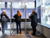 AMSTERDAM - Kiezers brengen hun stem uit in een stembureau in het Anne Frank Huis voor de Tweede Kamerverkiezingen. Ruim 13,3 miljoen kiesgerechtigden van 18 jaar en ouder mogen hun stem uitbrengen.
