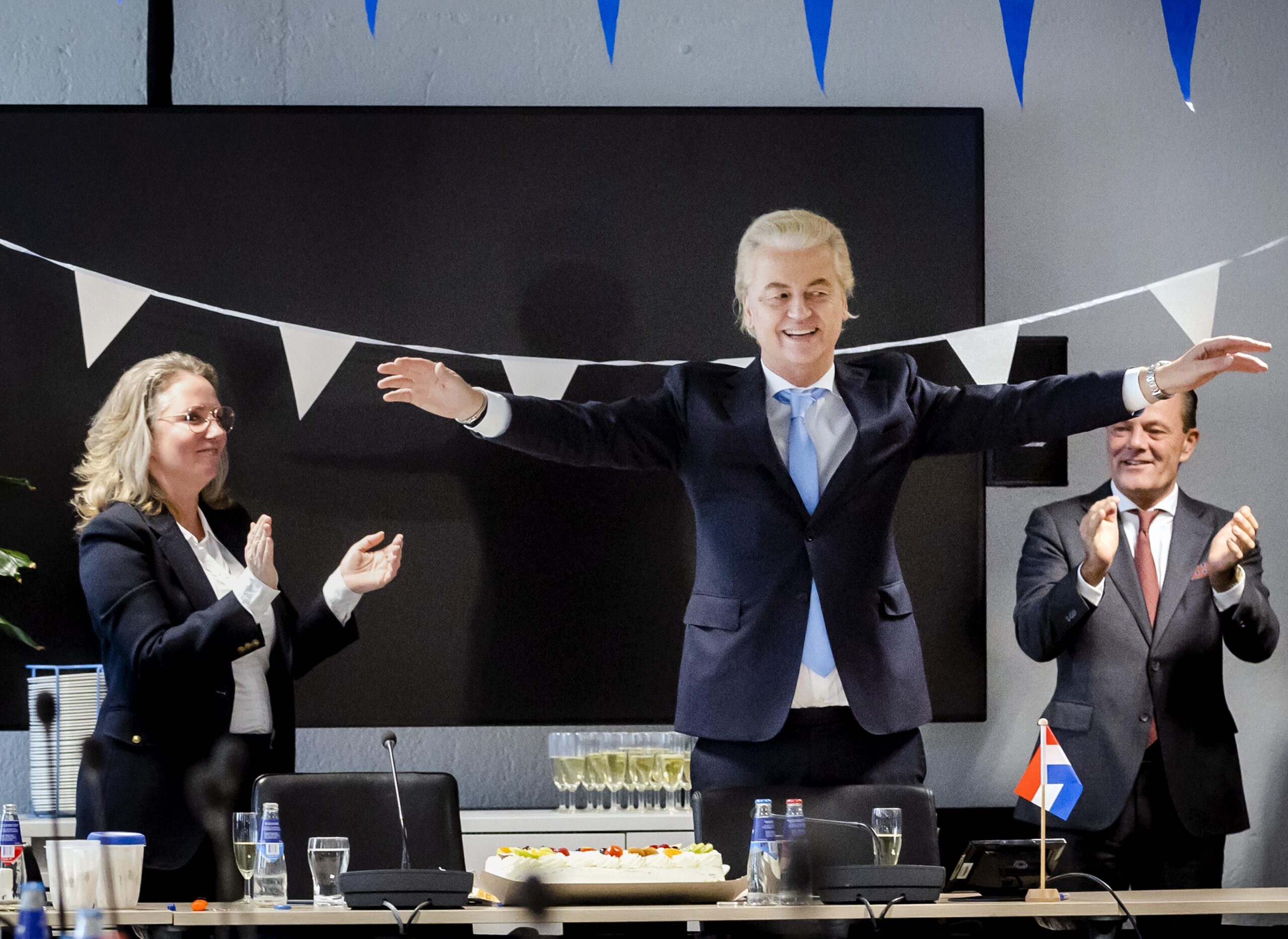 Geert Wilders viert de daverende verkiezingsoverwinning van de PVV met zijn nieuwe fractie. Foto ANP/Sem van der Wal