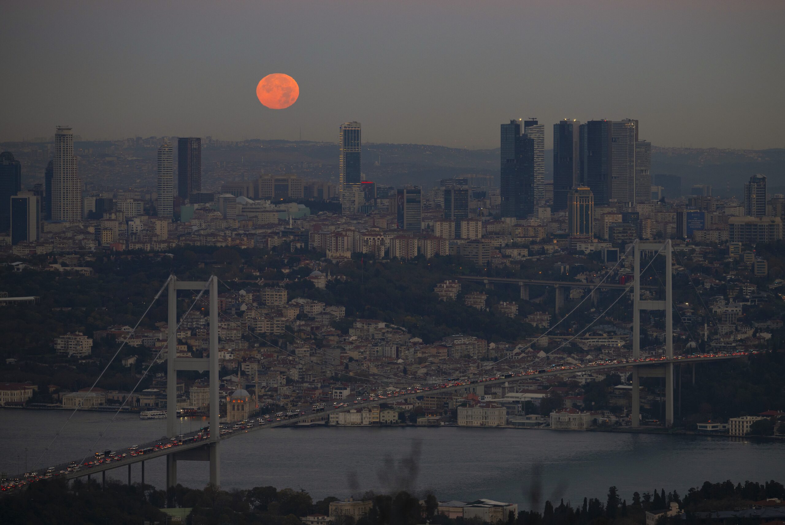 Opkomst van de volle maan boven de Bosporus. Foto: Isa Terli / Anadolu