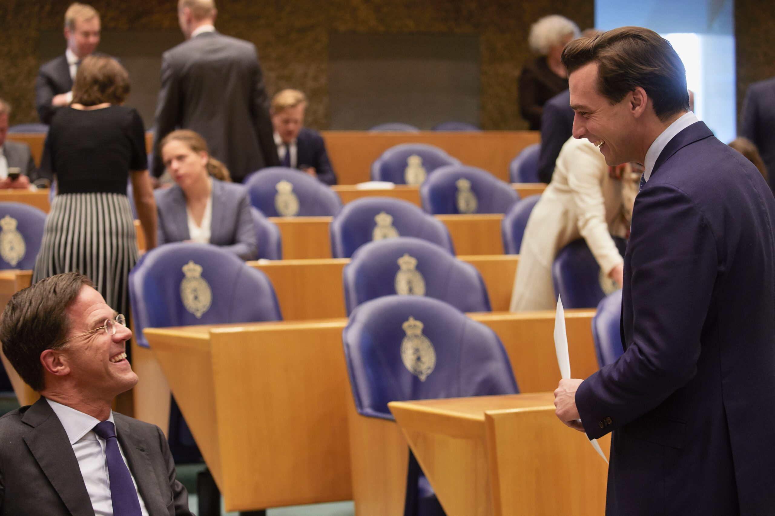 Thierry Baudet begroet Mark Rutte tijdens zijn eerste dag in de Tweede Kamer in maart 2017. Foto: Jaco Klamer