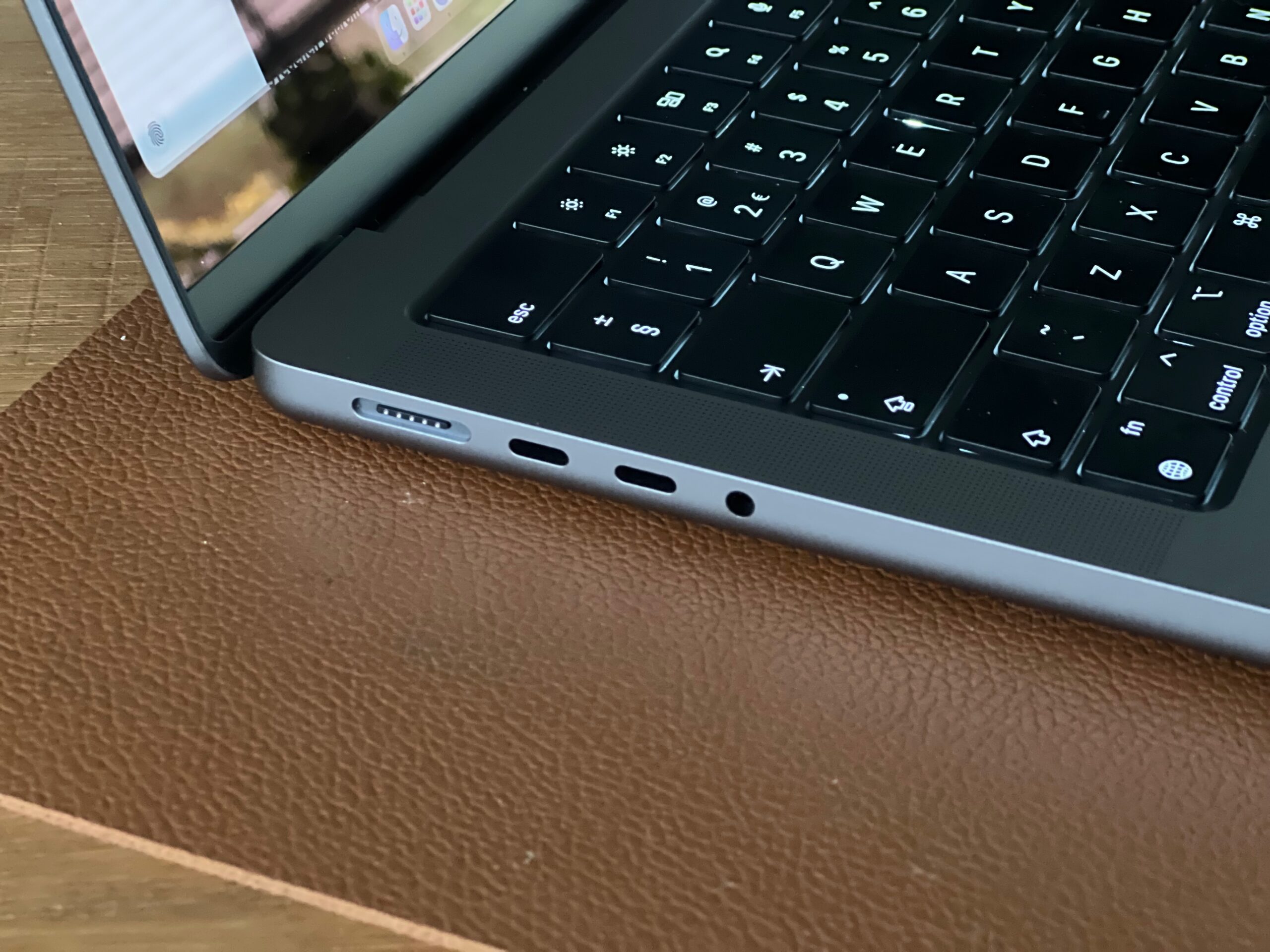 De enige USB-C-poorten op de MacBook Pro M3 vind je aan de linkerkant.
