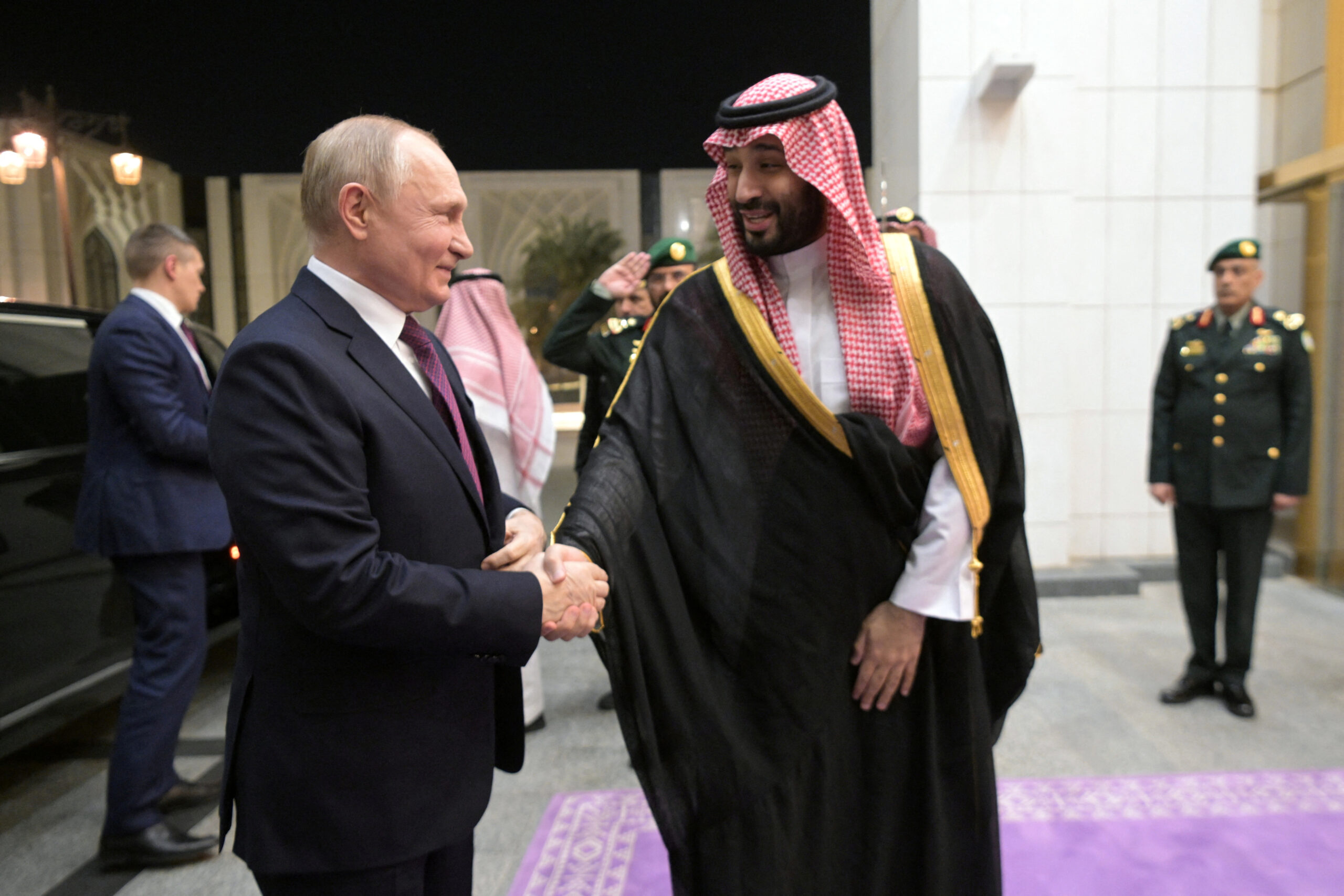De Russische president Vladimir Poetin (links) en de de Saudische kroonprins Mohammed bin Salman in Riyadh op 6 december 2023. 