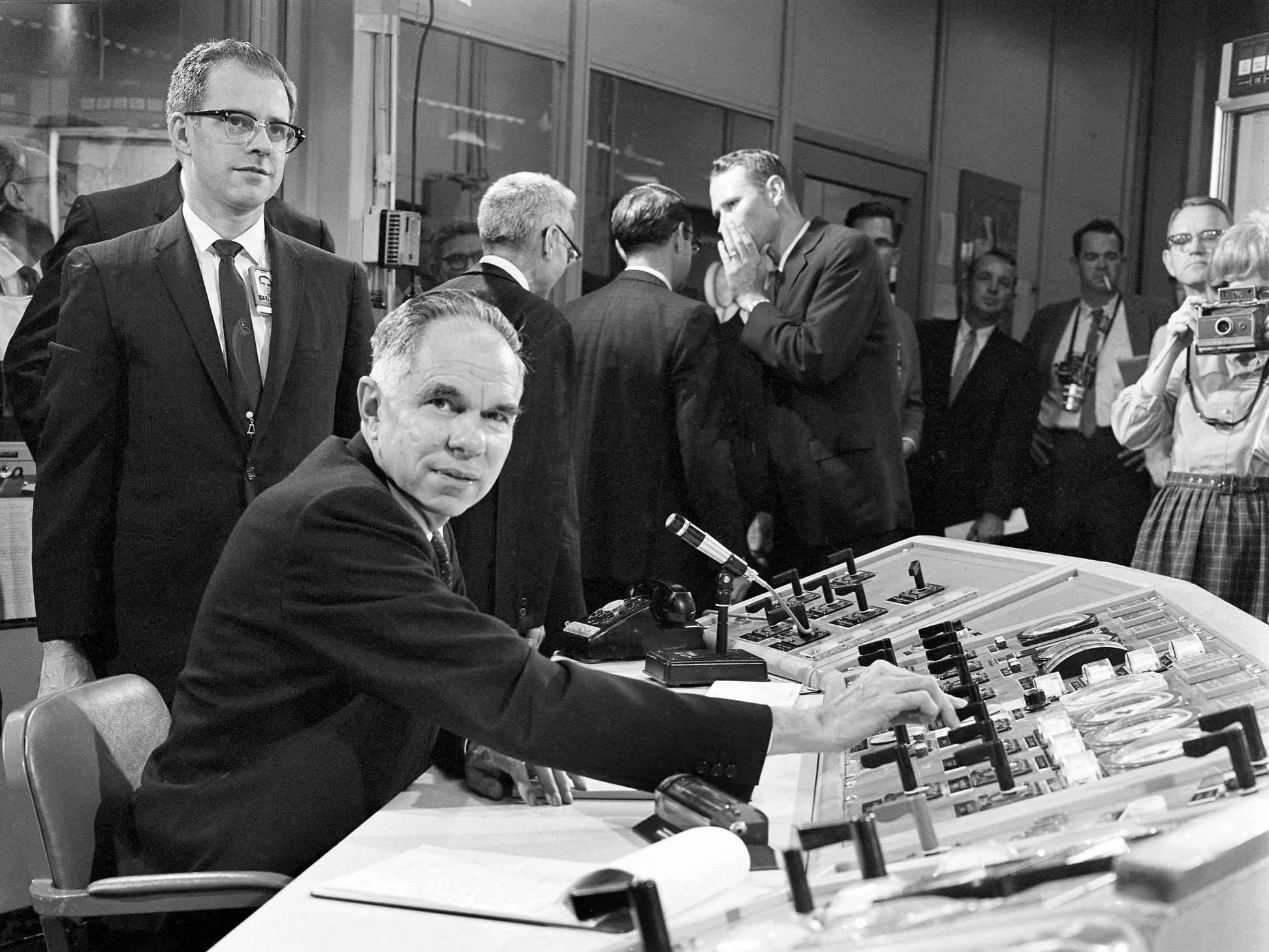 Scheikundige Glenn Seaborg van het Manhattan Project zit aan de knoppen van het 'Molten Salt Reactor Experiment' voor het opstarten van uranium-233 in 1968 in Oak Ridge, Tennessee.