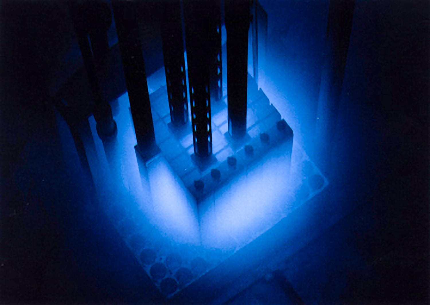 De Purdue University Reactor Number One (PUR-1) is de eerste kernreactor in de VS met volledig digitale besturing. Hier gloeit de kern blauw door de Cherenkovstraling.