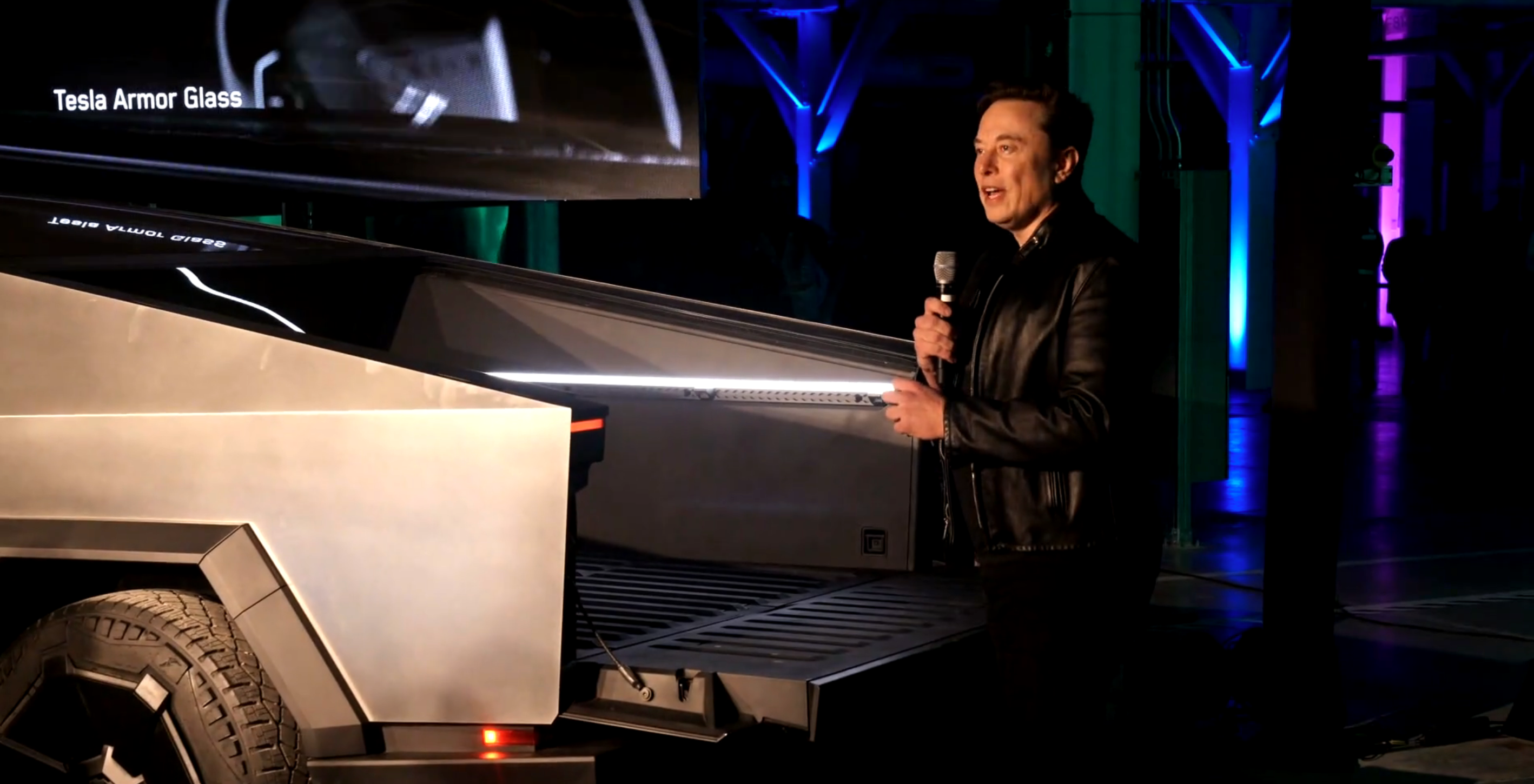 Elon Musk tijdens het Tesla Cybertruck Delivery Event.